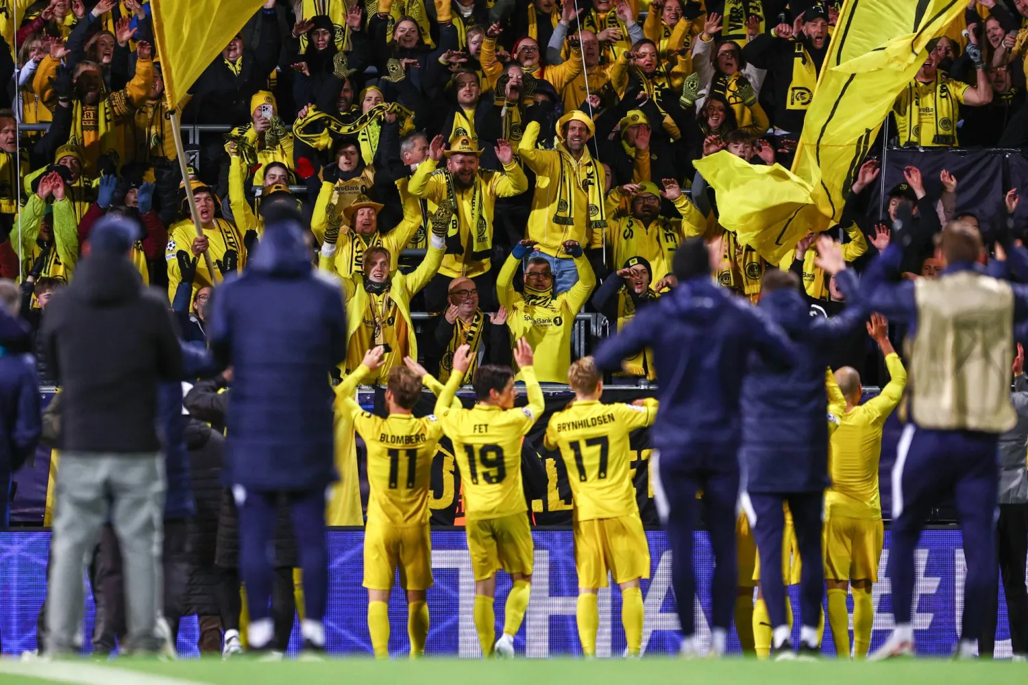 لاعبو بودو غليمت يحتفلون مع جماهيرهم عقب الفوز على بوروسيا دورتموند (إ.ب.أ)