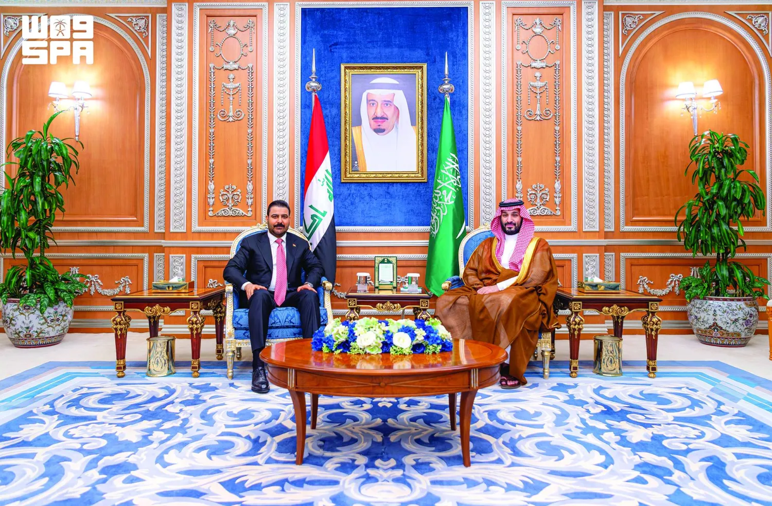 
ولي العهد السعودي لدى استقباله رئيس الوزراء العراقي في الرياض أمس (واس)