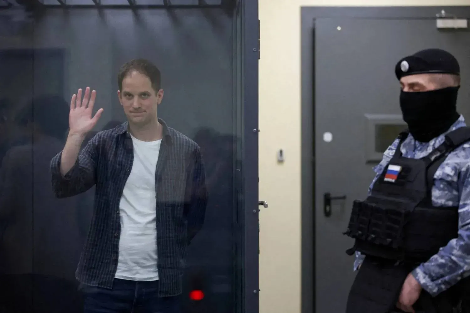Rusya tarafından casuslukla suçlanan Amerikalı gazeteci Evan Gershkovich, Nisan 2024’te Moskova’daki bir mahkemede duruşmaya çıktı. (Reuters)