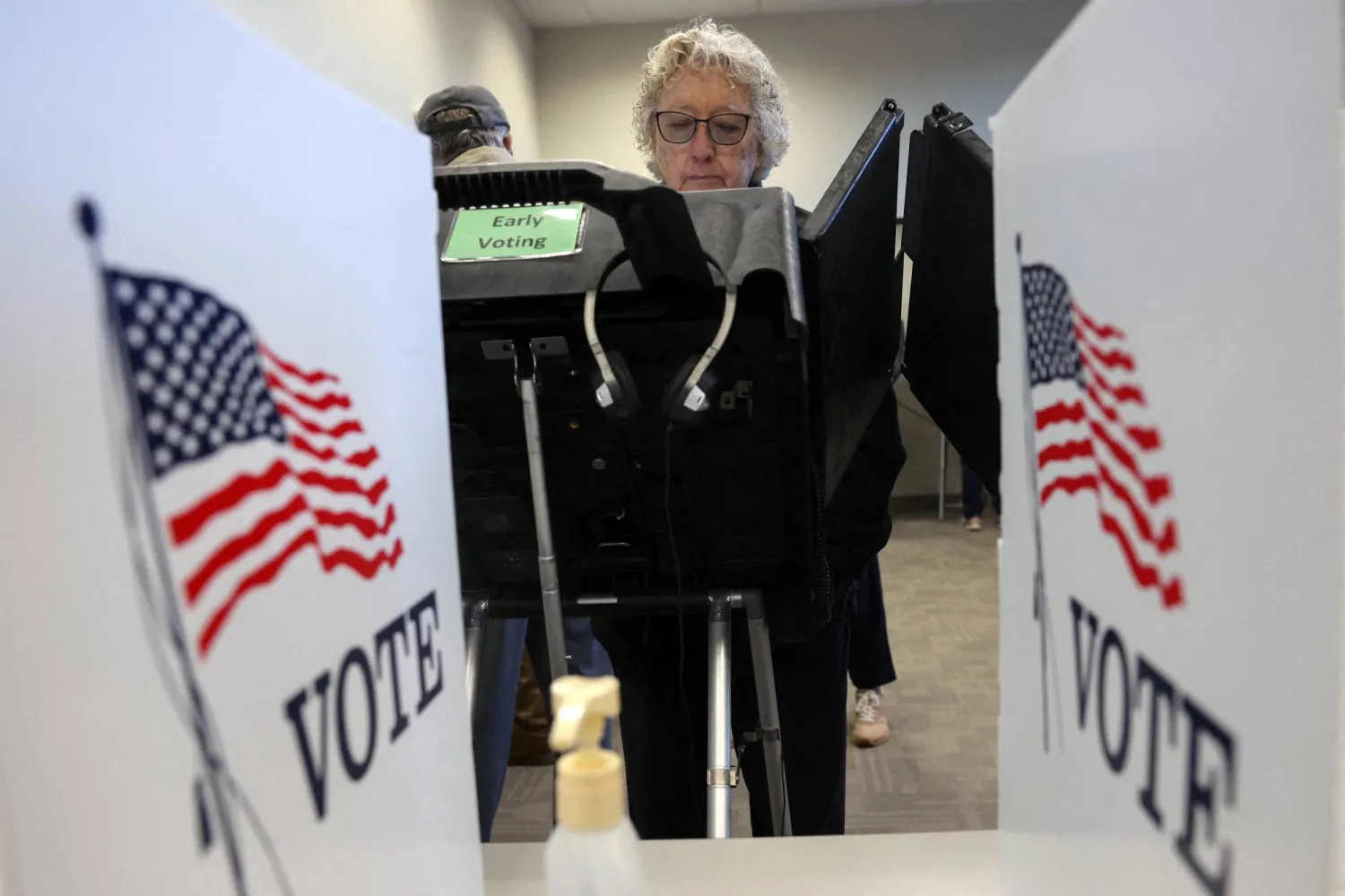 FILE PHOTO: A woman casts her vote as early voting begins in Ohio, with former US Senator Sherrod Brown (D-OH) and Senator Jon Husted (R-OH) engaged in the second-most expensive Senate race in the country, outside the Medina County Board of Elections in Medina, Ohio, US, October 6, 2026. REUTERS/Shannon Stapleton/File Photo