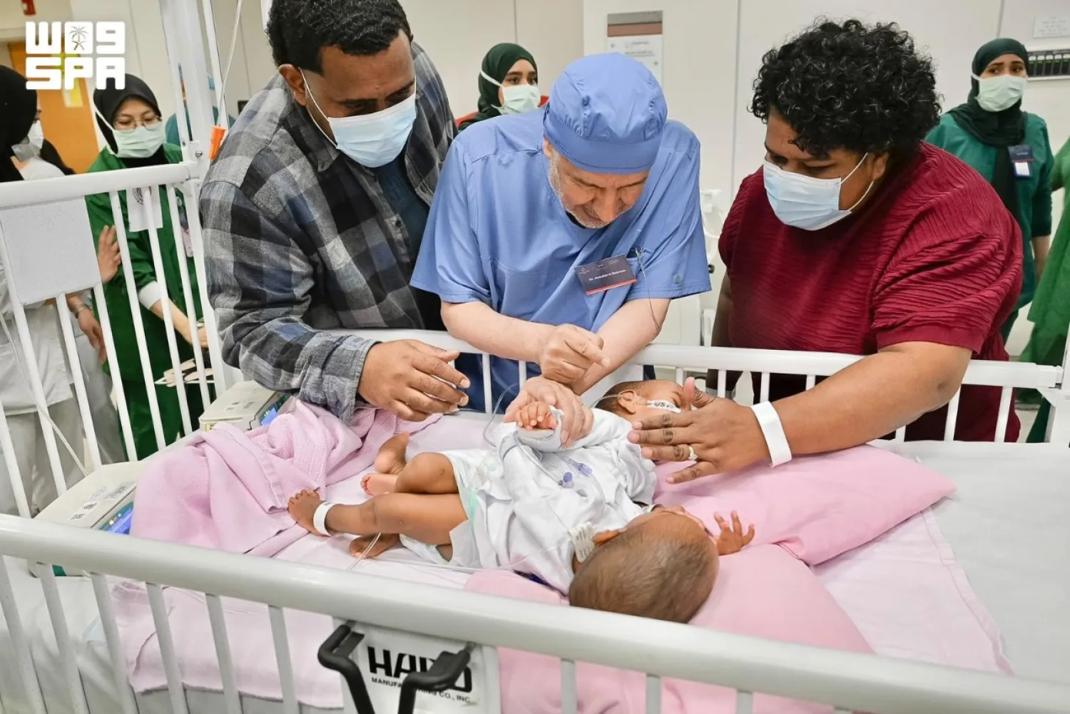 الدكتور عبد الله الربيعة يطمئن على التوأم الملتصق الفيجي «جسبيلي وديسيسيا» قبل بدء العملية (واس)