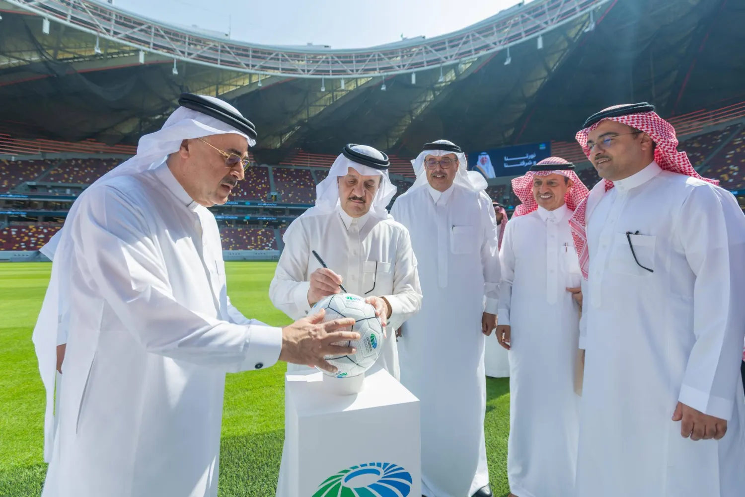 الأمير سعود بن نايف يوقِّع على الكرة خلال زيارته للملعب (واس)