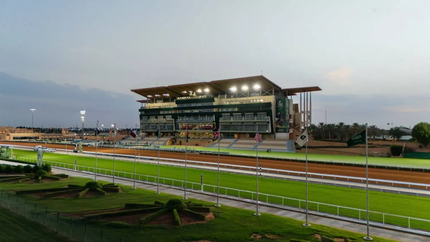 يمتد موسم سباقات الخيل في الرياض على مدى ستة أشهر متواصلة بواقع 24 أسبوعاً (نادي سباقات الخيل)