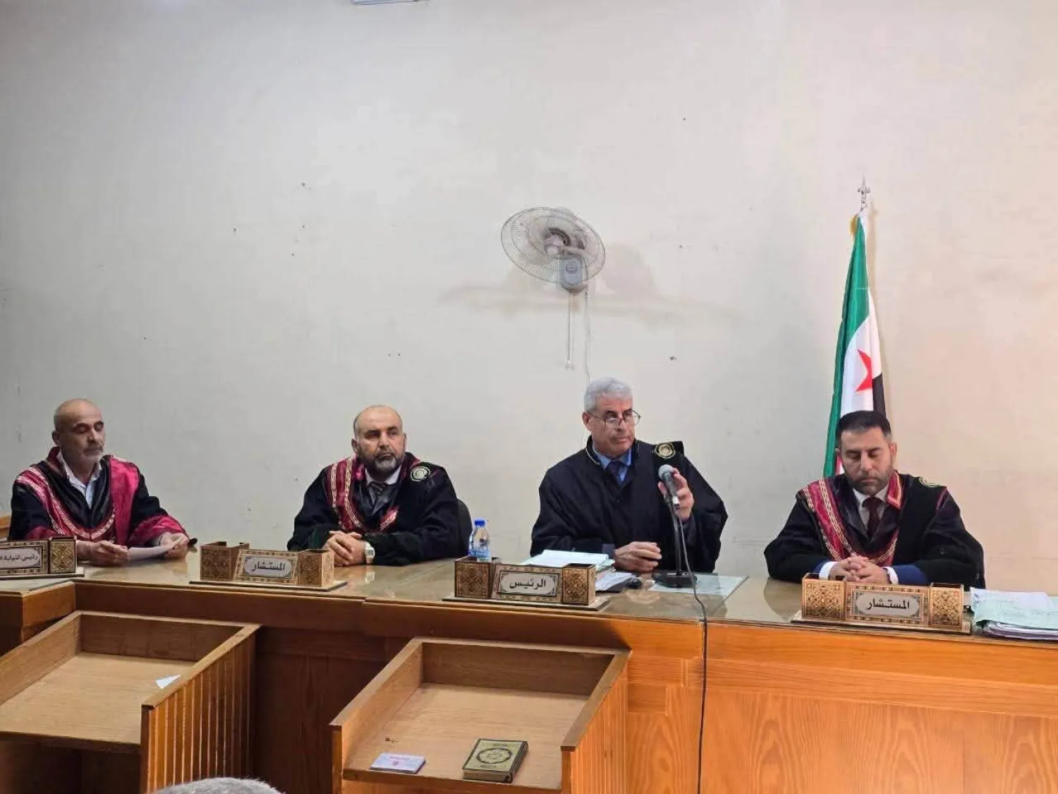 فريق قضاة الجلسة المخصصة للنطق بالأحكام بحق مجموعة من المتهمين بارتكاب انتهاكات في الساحل السوري وذلك في مقر القصر العدلي بحلب الخميس  (وزارة العدل)