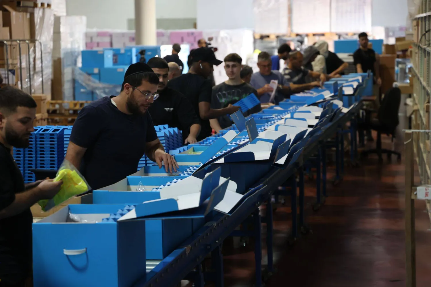 عمال يجهزون أوراق الاقتراع للانتخابات الإسرائيلية بالقرب من تل أبيب الخميس (د.ب.أ)