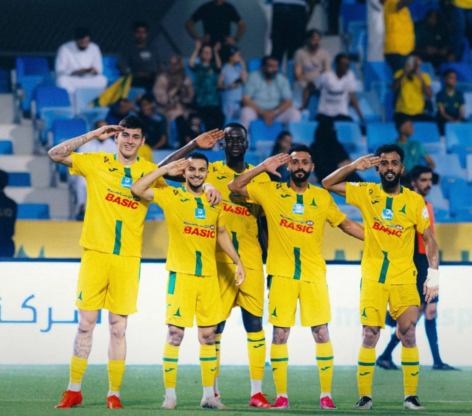 لاعبو الخليج يحتفلون بالفوز بعد نهاية المباراة (نادي الخليج)