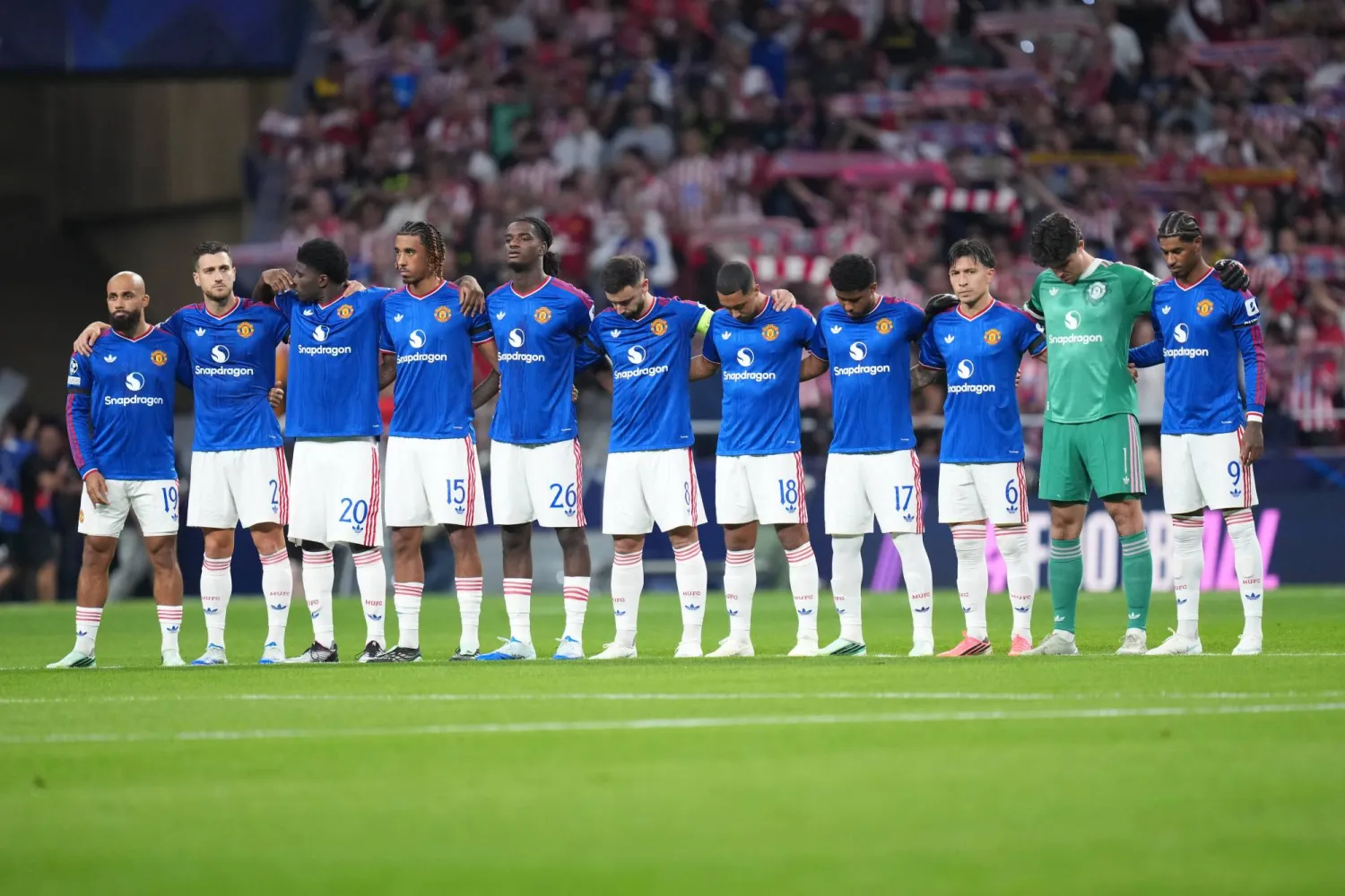  Manchester United players observe a moment of silence for late mother of Atletico Madrid's Koke before the Champions League opening phase soccer match between Atletico Madrid and Manchester United in Madrid, Tuesday, Oct. 13, 2026. (AP) 