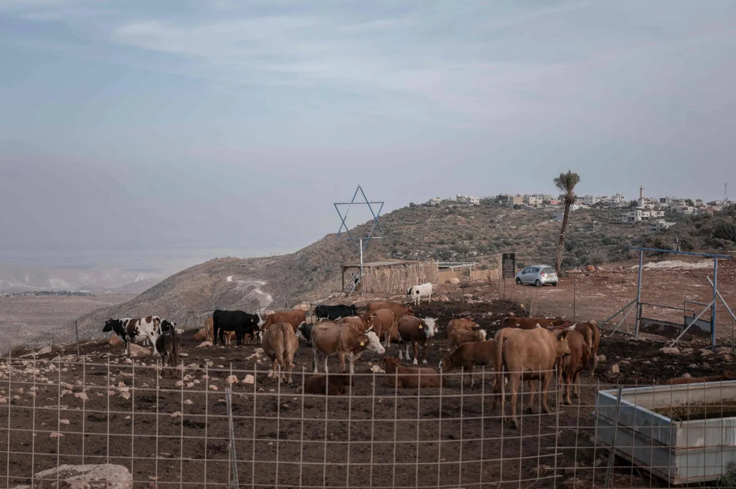 مزرعة يديرها مستوطنون إسرائيليون بالقرب من قرية دوما الفلسطينية في الضفة الغربية (أ.ف.ب)