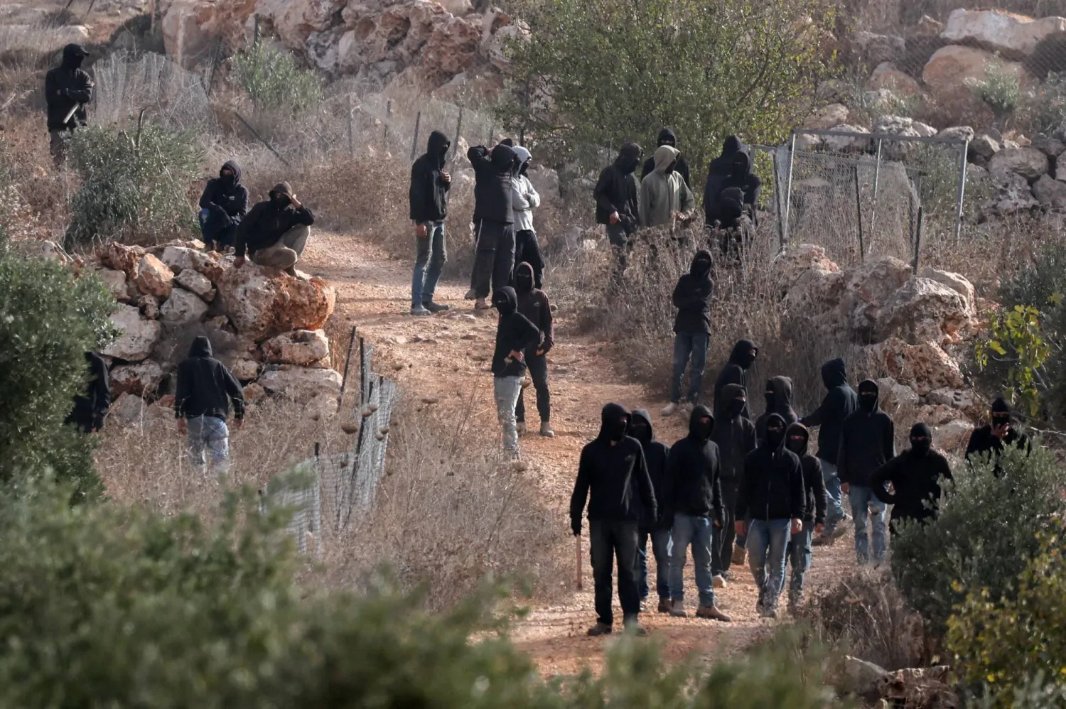 مستوطنون إسرائيليون يتجمّعون وسط اشتباكات مع الفلسطينيين خلال موسم قطف الزيتون في أبو فلاح بالقرب من رام الله بالضفة الغربية يوم 16 أكتوبر 2026 (رويترز)