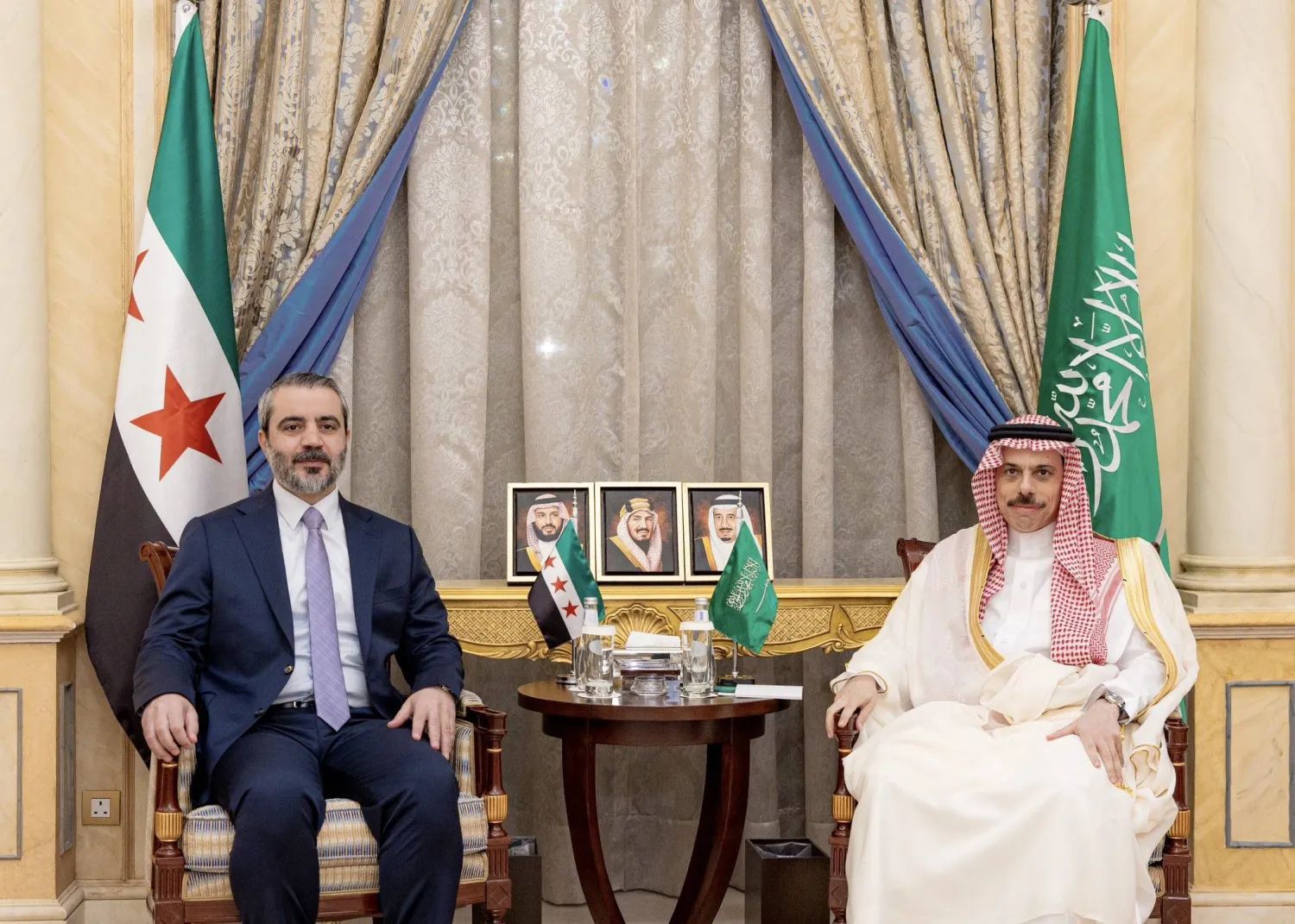 الأمير فيصل بن فرحان مستقبلاً الوزير أسعد الشيباني في الرياض الجمعة (الخارجية السعودية)