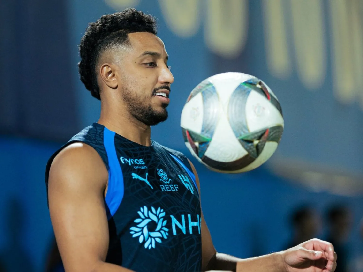 سالم يداعب الكرة خلال تدريبات الهلال (النادي)