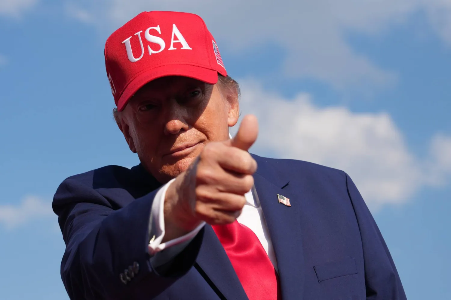 الرئيس الأميركي دونالد ترمب أثناء وصوله يوم أمس إلى تجمع انتخابي في دالتون بولاية جورجيا (ا.ب)