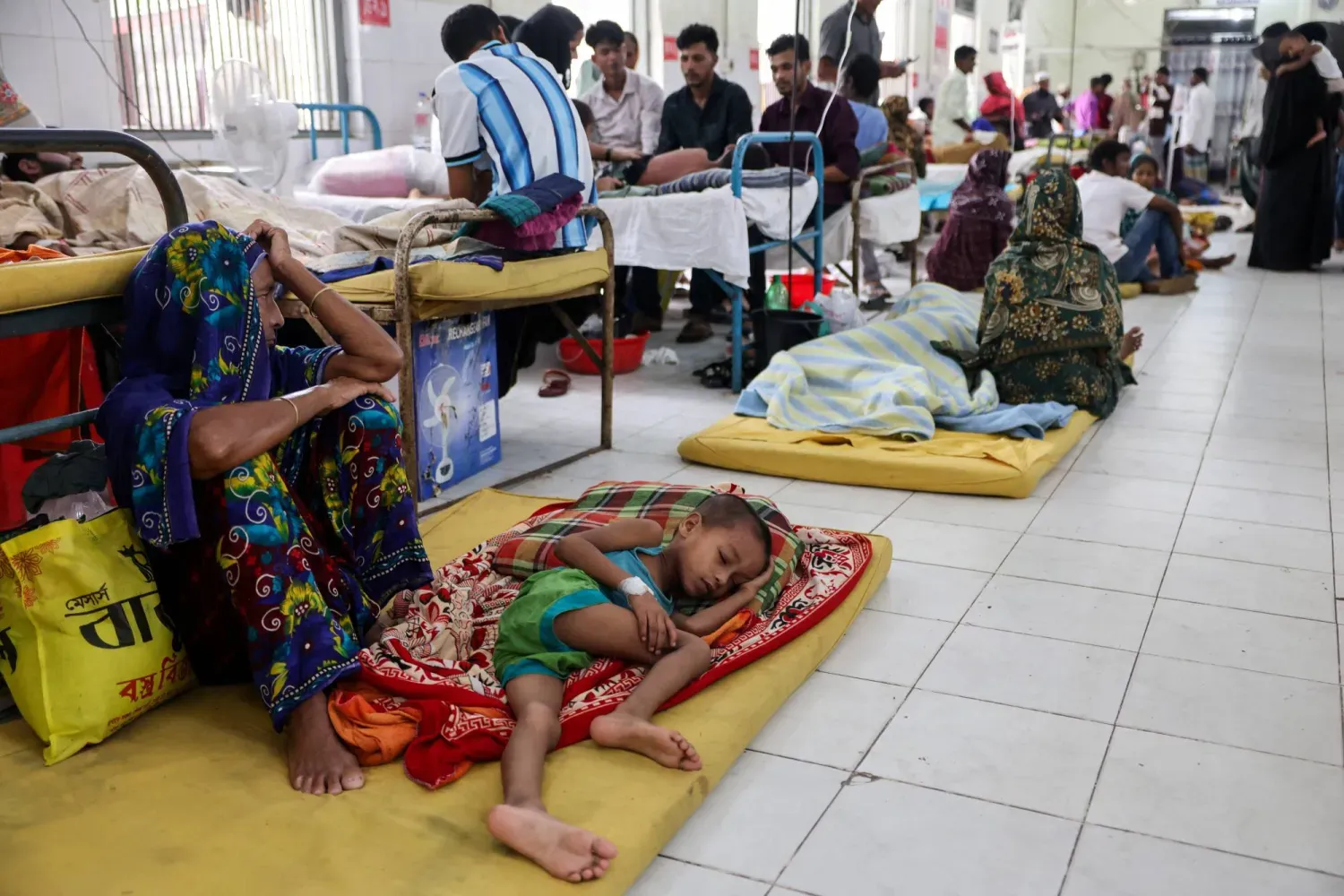 Bangladeş’in Sylhet kentinde bulunan Şehit Şemseddin Ahmed Hastanesi’ndeki kızamık izolasyon koğuşunda yerde tedavi gören hastalar (Reuters)