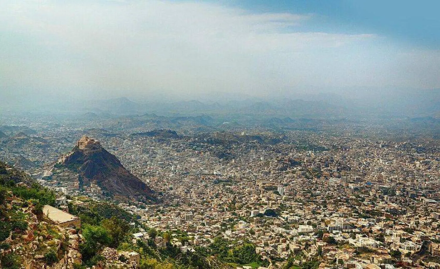 صورة تظهر مدينة تعز التي تعد أكثر مدن اليمن ازدحاماً بالسكان (إعلام حكومي)