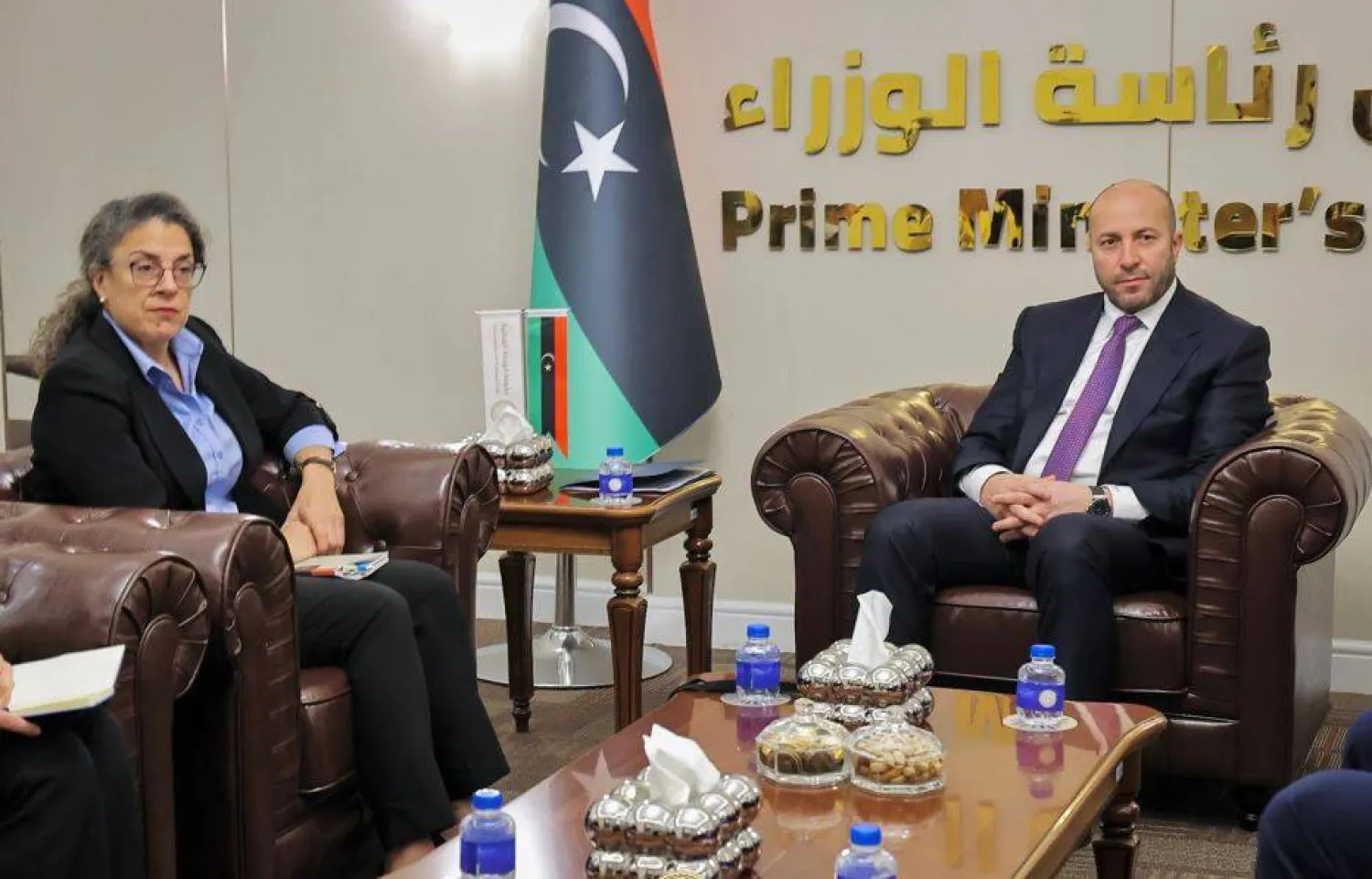 وزير الحكم المحلي المكلف في حكومة «الوحدة» محمد بن غلبون ونائبة مبعوثة الأمم المتحدة ستيفاني خوري خلال لقاء في طرابلس الخميس (وزارة الحكم المحلي)