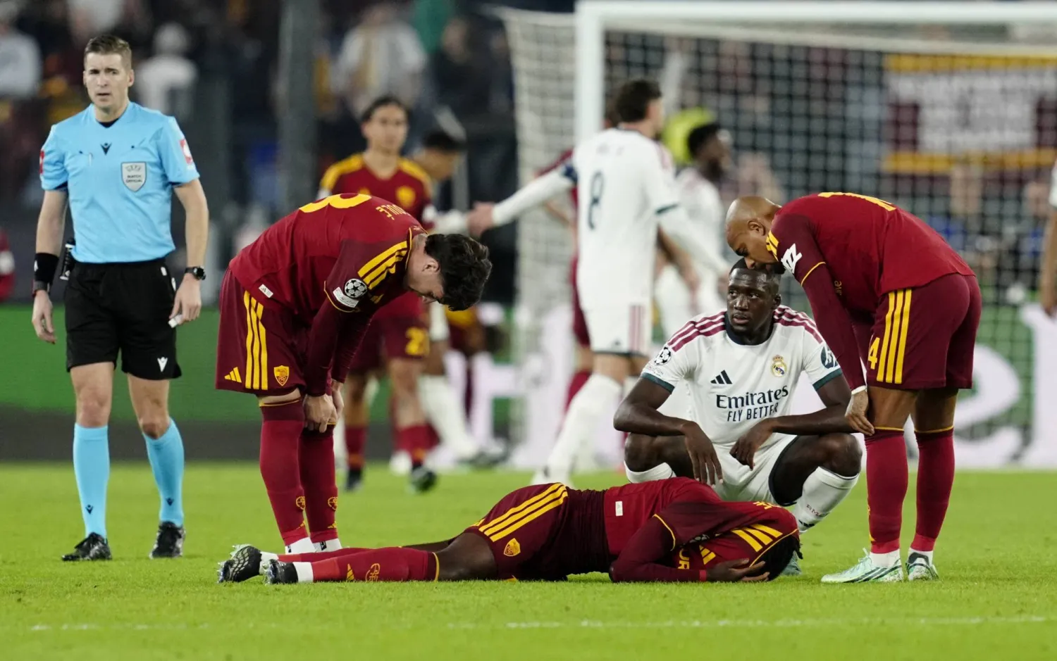 الدولي الفرنسي مانو كونيه لاعب روما أصيب خلال مواجهة ريال مدريد (رويترز)