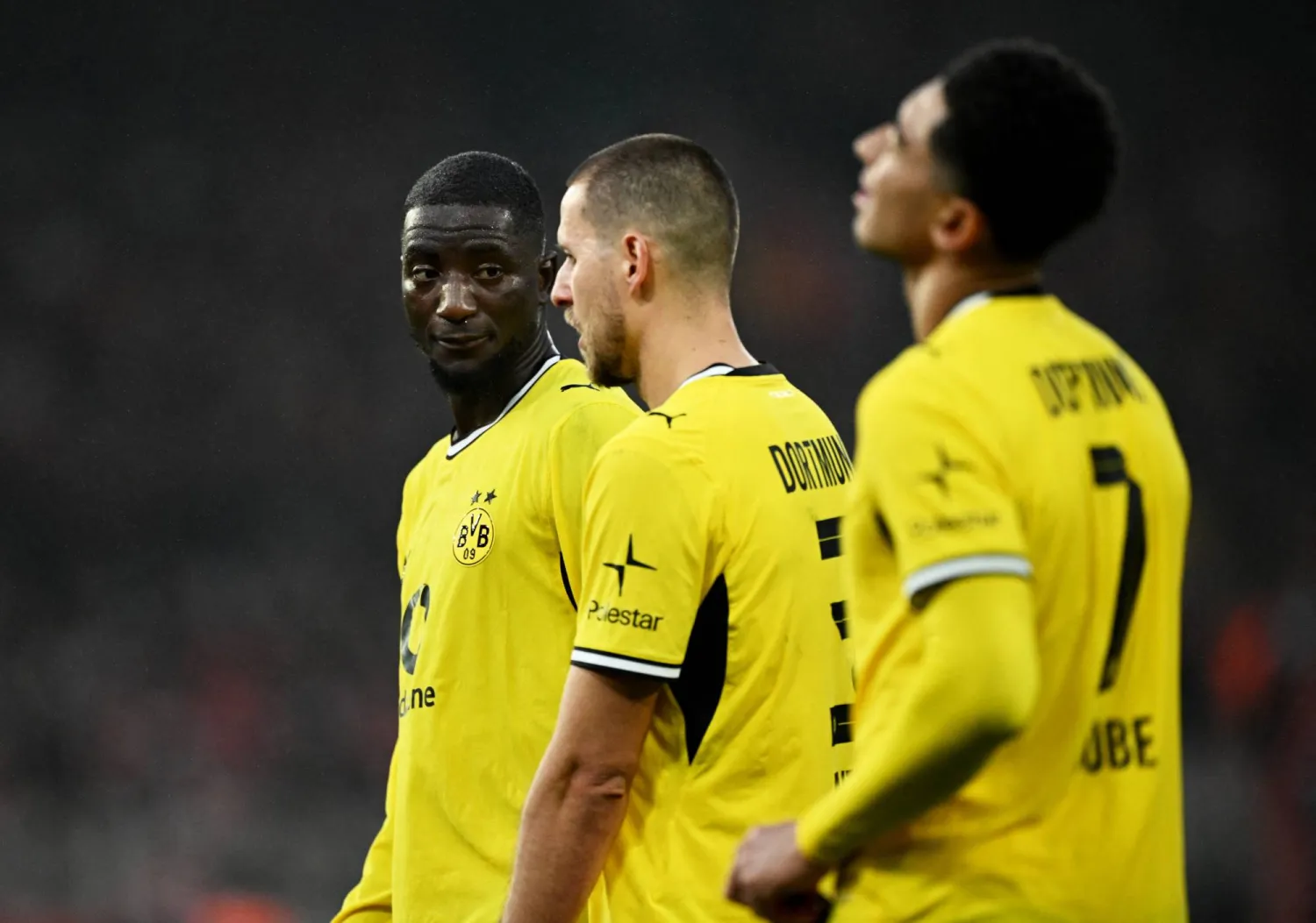 حسرة لاعبي دورتموند بعد التعادل في برلين (رويترز)