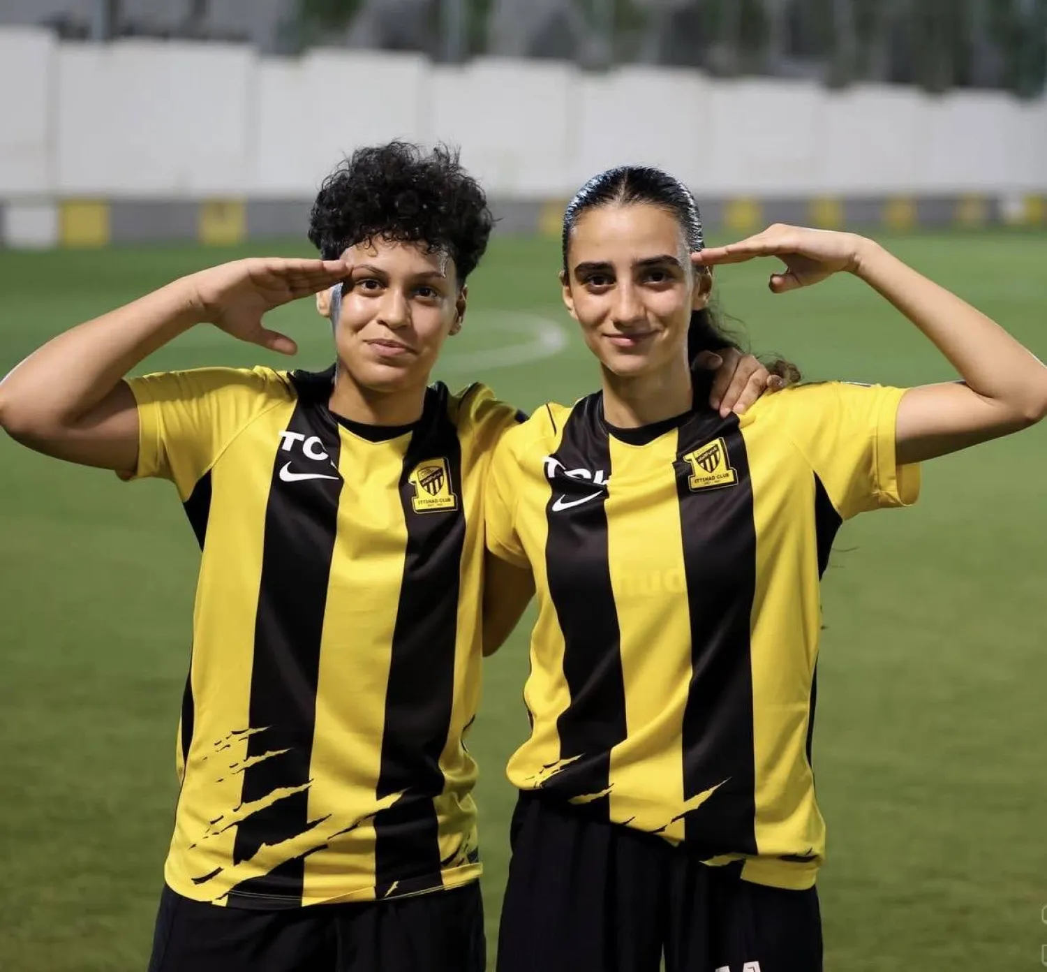 لاعبات الاتحاد يحتفلن بالفوز (الشرق الأوسط)