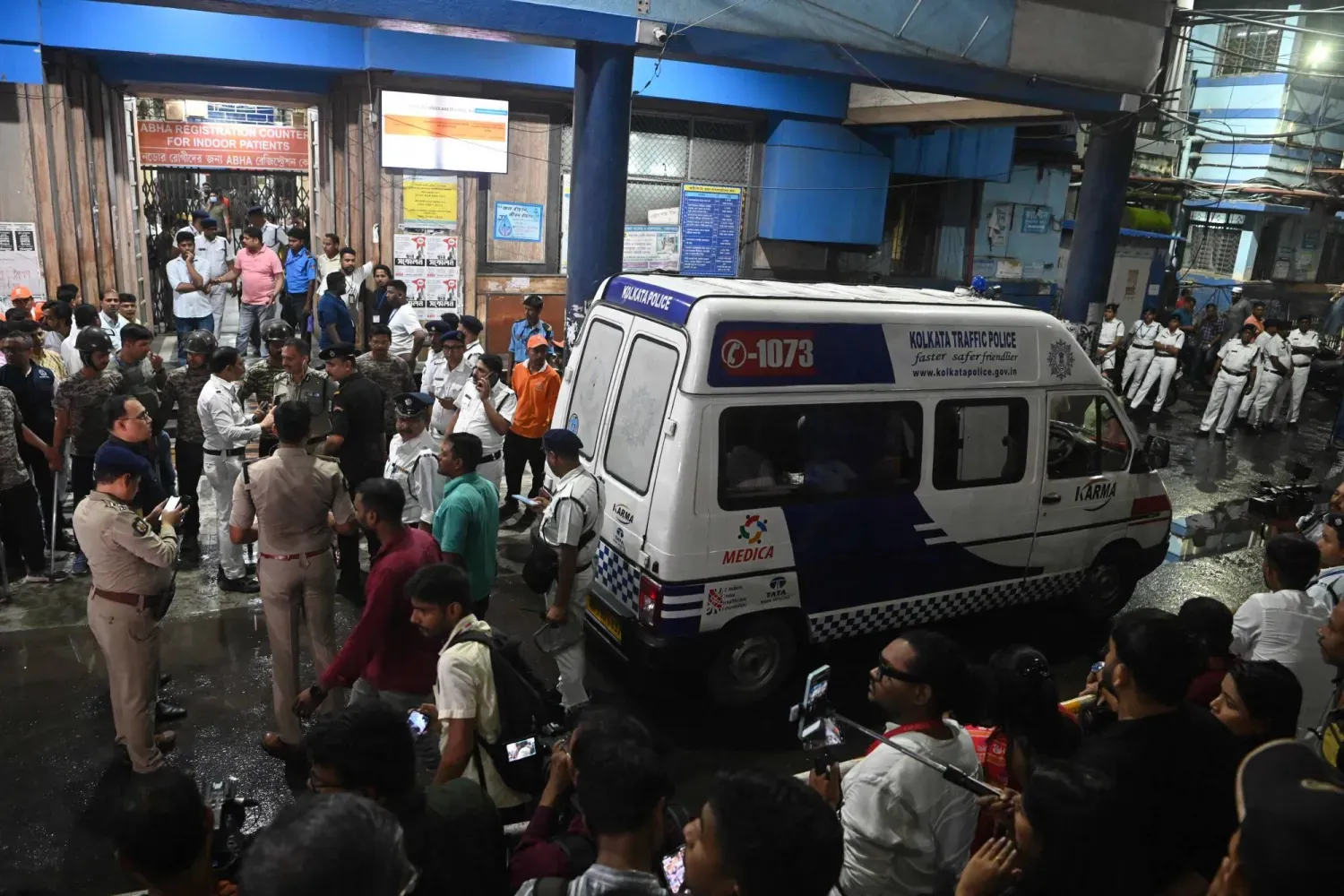 Durga Puja kutlamalarında yaşanan izdihamın kurbanlarını taşıyan ambulans, Kalküta kentindeki Kalküta Tıp Fakültesi ve Hastanesi’nin acil servis binası önünde duruyor (AFP)