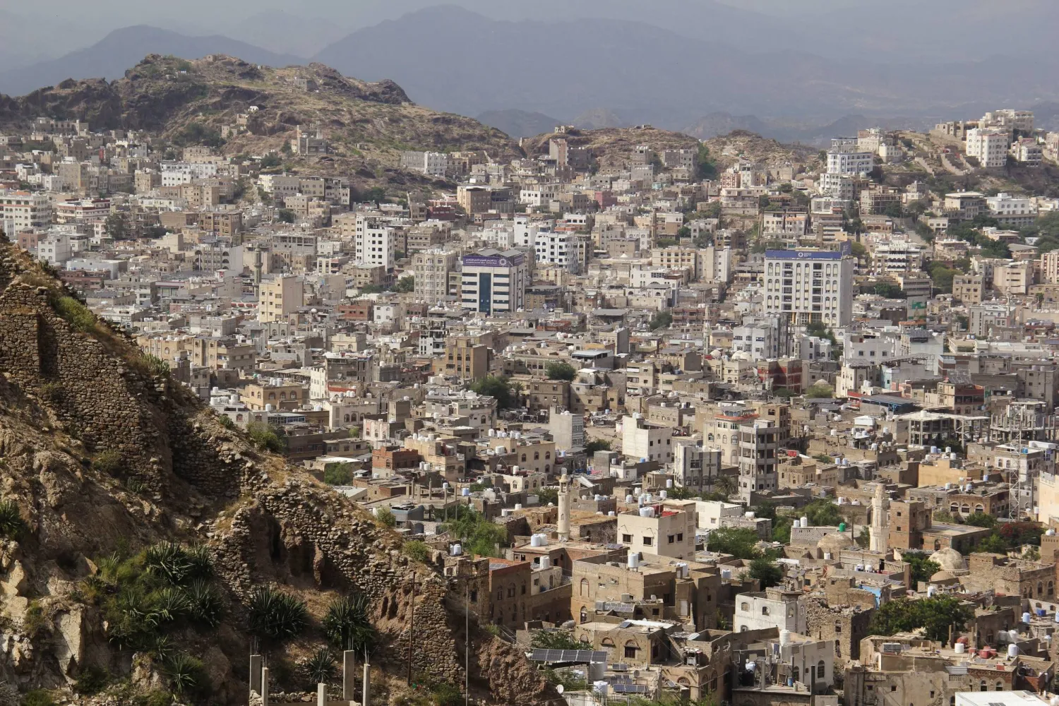 منظر عام لمدينة تعز المحاصرة من قبل الحوثيين (رويترز)