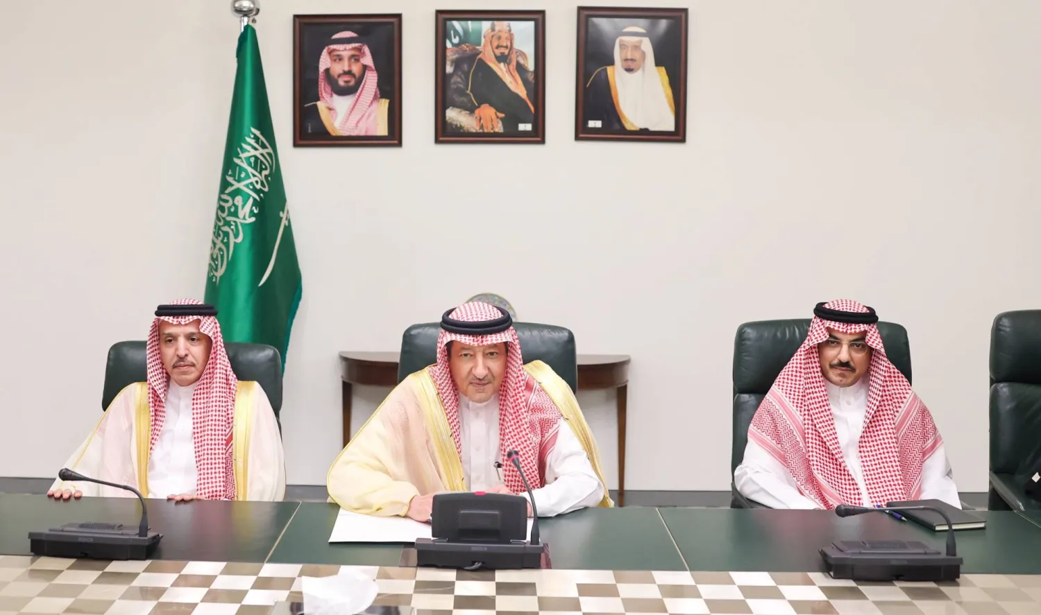 الخريجي جدد خلال الاجتماع تأكيد استمرار السعودية في دعمها الشعب اليمني وحكومته الشرعية (واس)