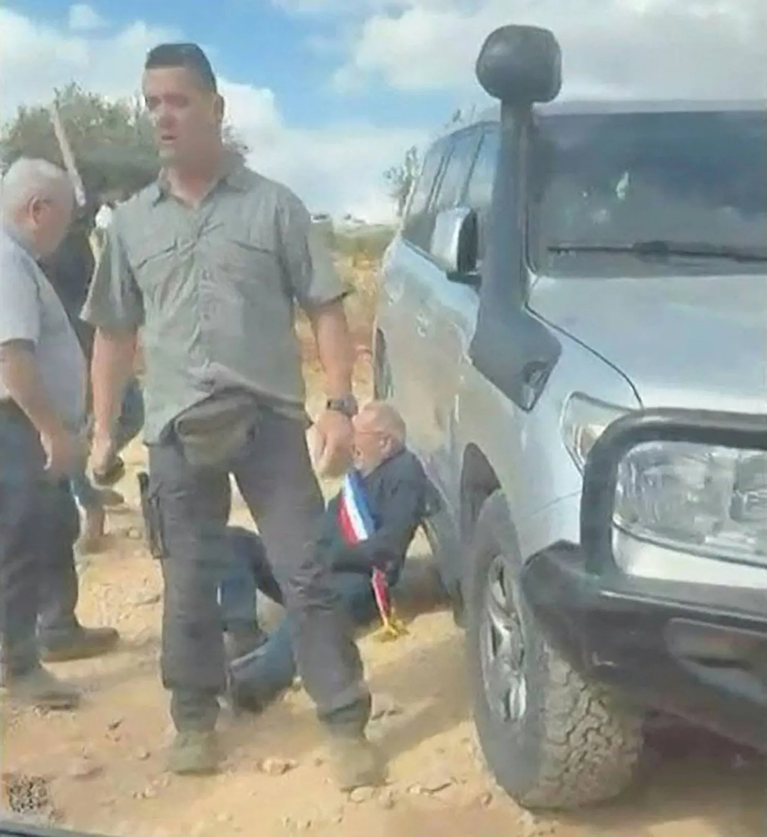 لقطة من مقطع فيديو يعود تاريخ نشره إلى يوم السبت يظهر رجلاً ملقى على الأرض ويُرجح أنه برنارد بودو رئيس بلدية أولنوي-أيميري شمال فرنسا الذي تعرض لهجوم من قبل مستوطنين إسرائيليين في بلدة الطيبة الفلسطينية بالضفة الغربية المحتلة (أ.ف.ب)