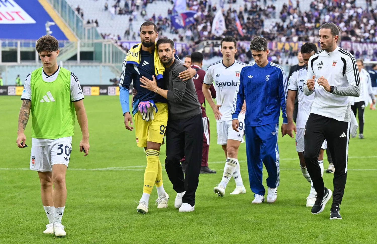 الإسباني سيسك فابريغاس مدرب كومو يحتفل مع مواطنه الحارس روبرت سانشيز بالفوز على الفيولا (رويترز)