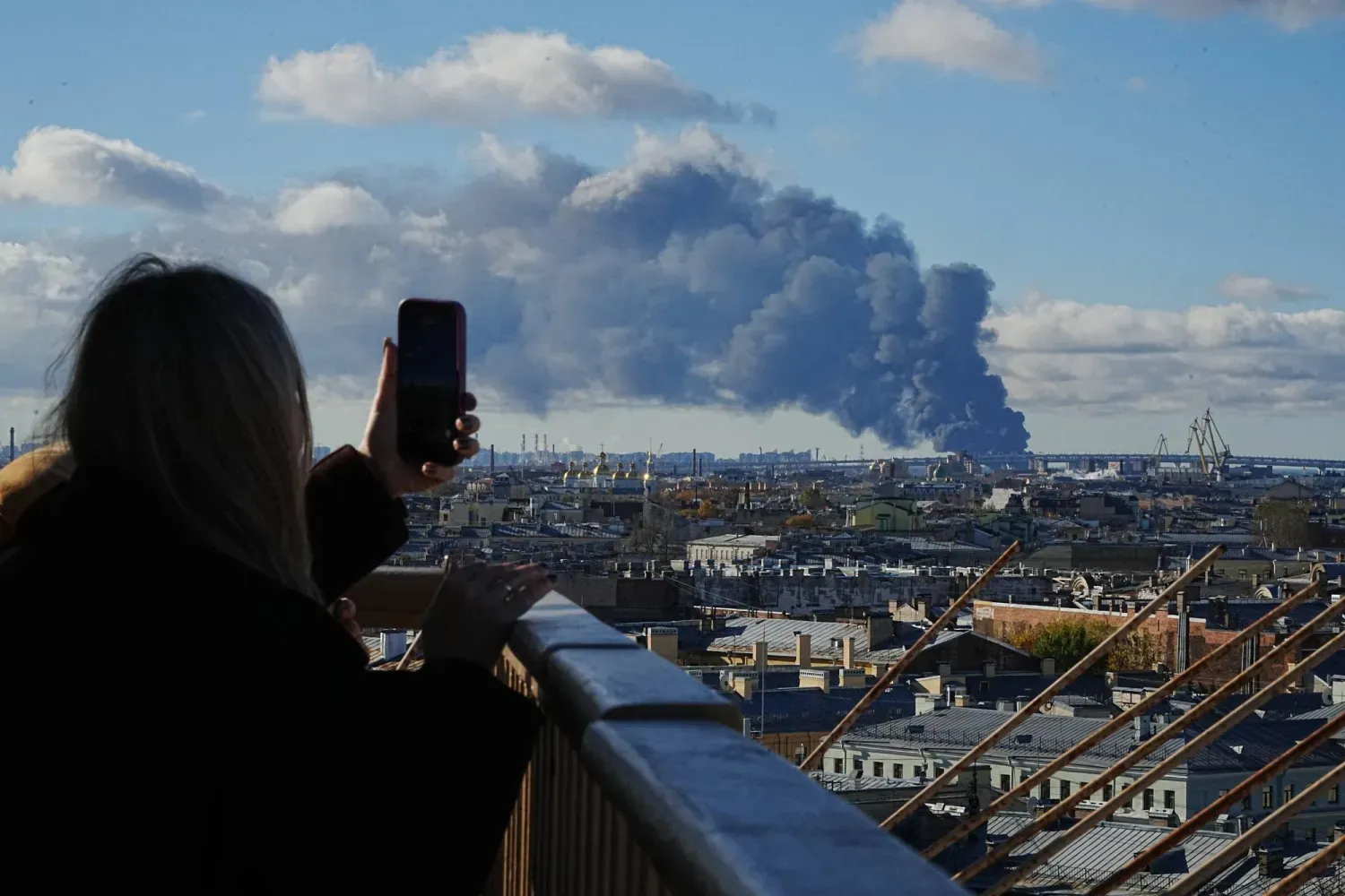 18 Ekim 2026'da Saint Petersburg'daki bir sanayi bölgesinin yakınında, İHA saldırılarının ardından yükselen alev ve dumanlar. (Reuters)