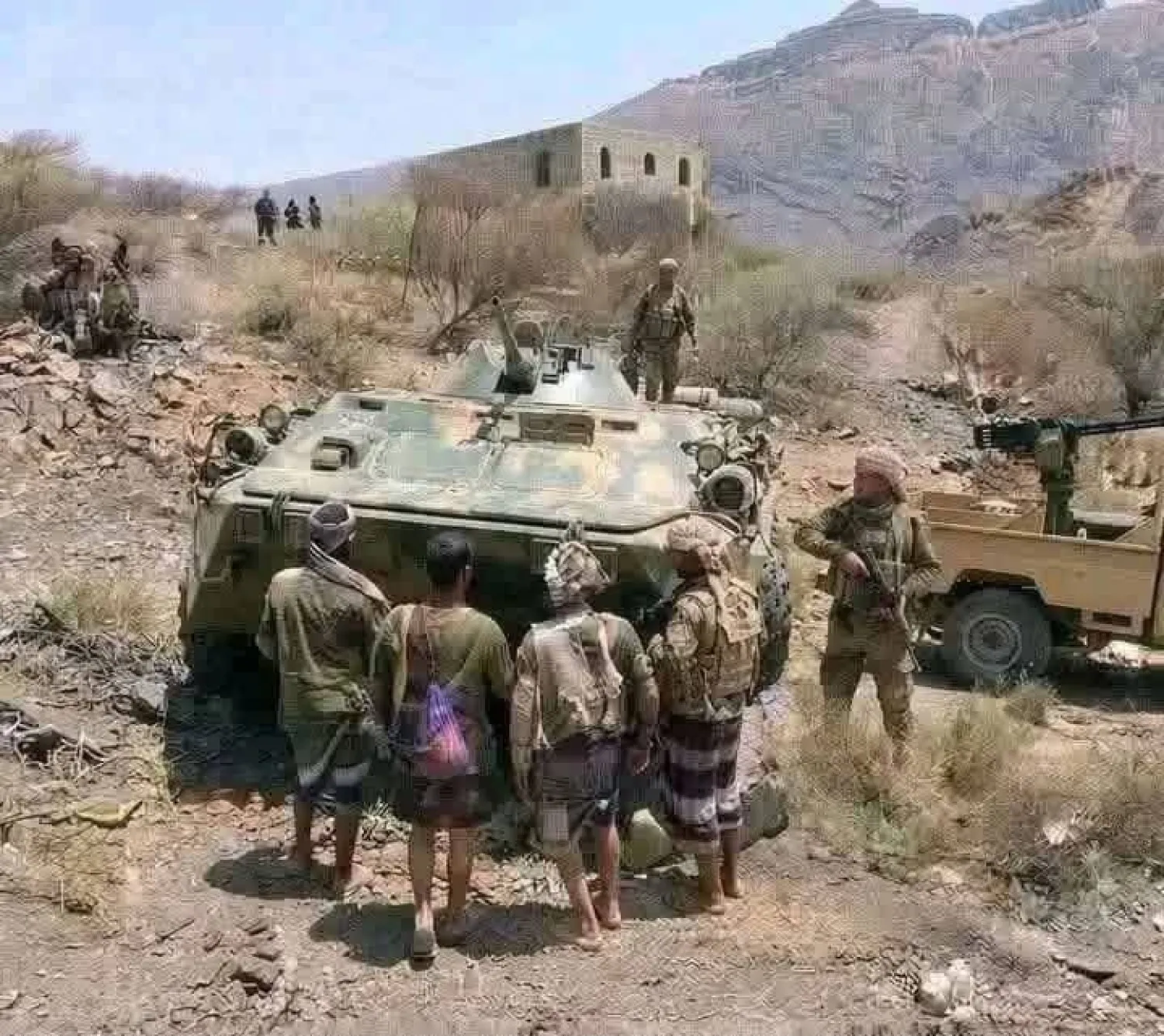 قوات الجيش اليمني في تعز تدحر الحوثيين من أحد المواقع وتستولي على آليات عسكرية (إعلام عسكري)