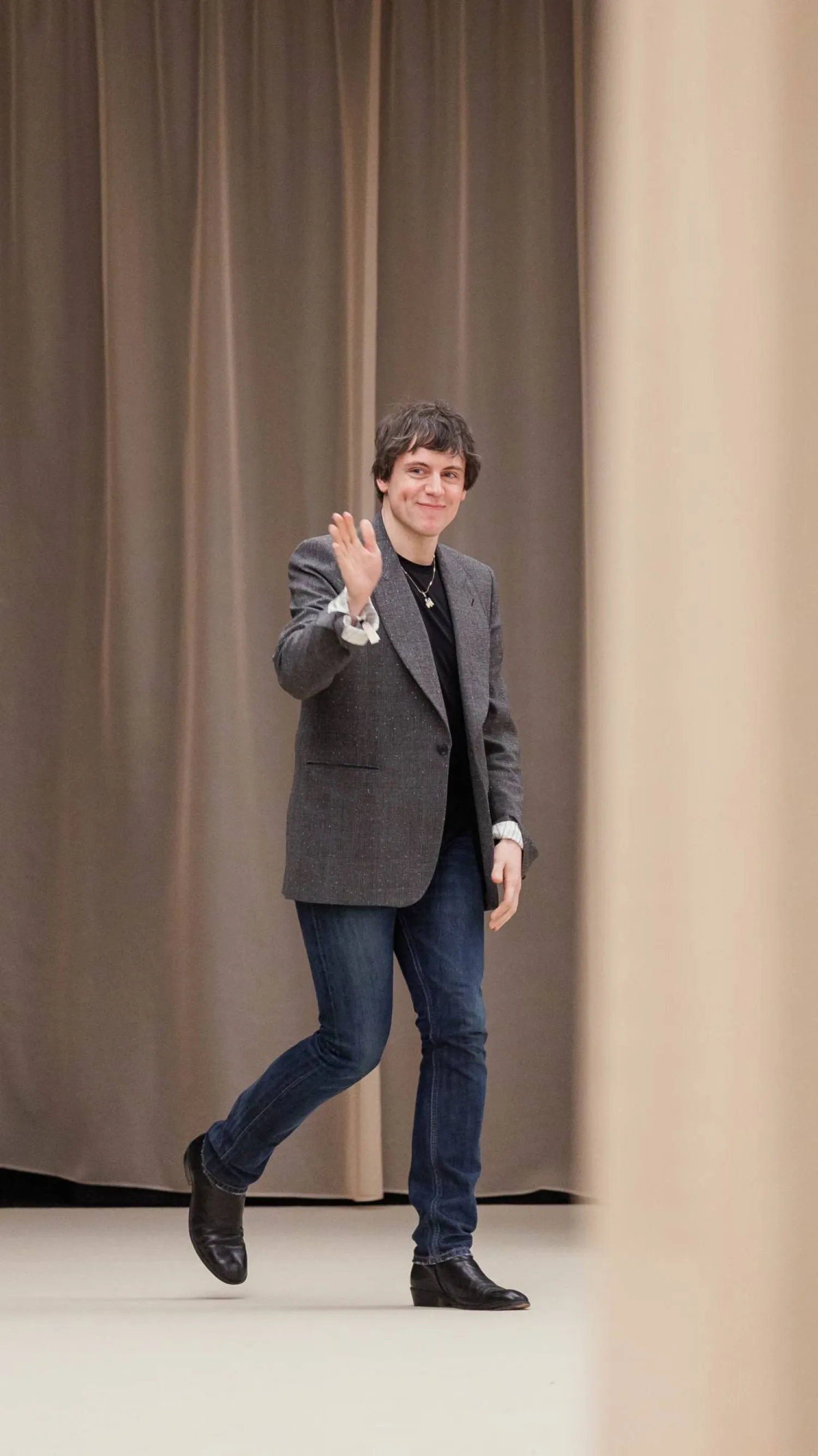 المصمم شون ماكغير يحيّي ضيوفه بعد عرضه مجموعة خريف وشتاء 2026 (ألكسندر ماكوين)