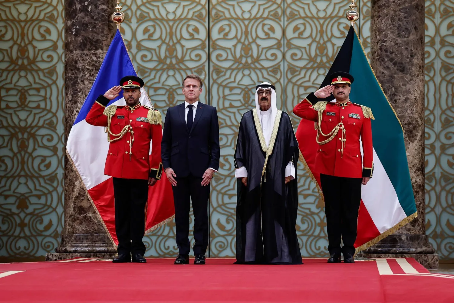 الشيخ مشعل الأحمد أمير الكويت لدى استقباله الرئيس الفرنسي إيمانويل ماكرون (إ.ب.أ)
