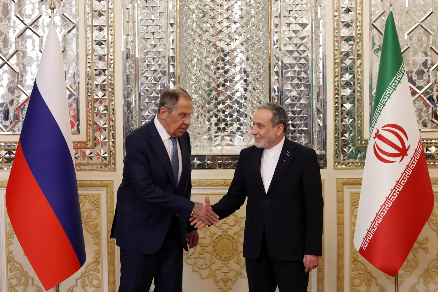 لافروف في طهران... وعراقجي يحذّر نتنياهو بعد تلويحه بـ«ضربة استباقية» (تغطية حية)