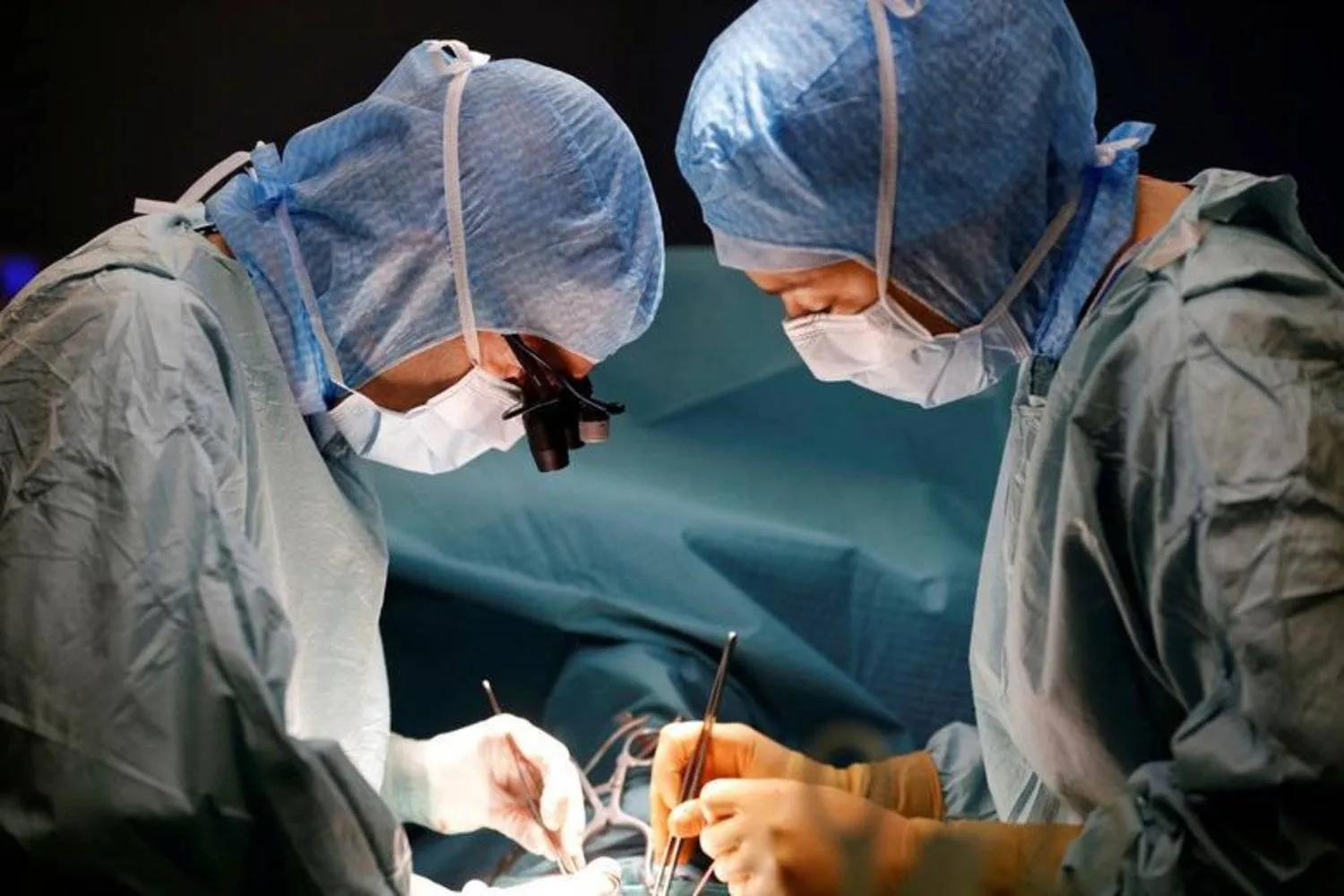 الامتناع عن الطعام قبل الجراحة خطوة أساسية لتقليل مخاطر التخدير والمضاعفات التي قد تهدد حياة المريض(رويترز)
