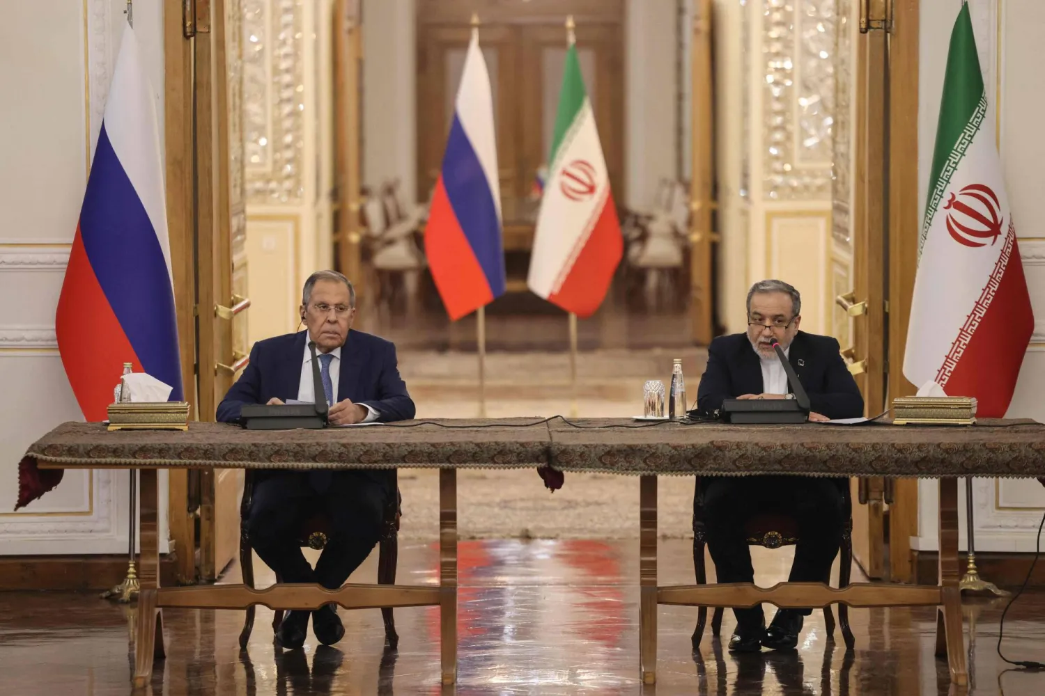 لافروف وعراقجي خلال مؤتمر صحافي مشترك في طهران الاثنين (أ.ف.ب)