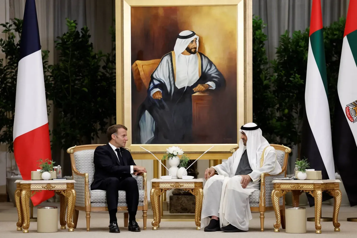 Birleşik Arap Emirlikleri Devlet Başkanı Şeyh Muhammed bin Zayid Al Nahyan ile Fransa Cumhurbaşkanı Emmanuel Macron, Abu Dabi’de (AFP