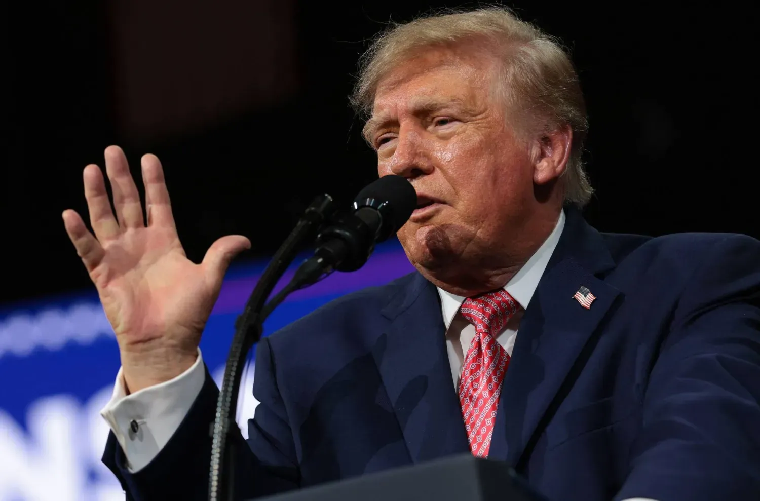 ABD Başkanı Donald Trump, Heartland Credit Union Arena’da düzenlenen seçim mitinginde konuşuyor. (AFP)