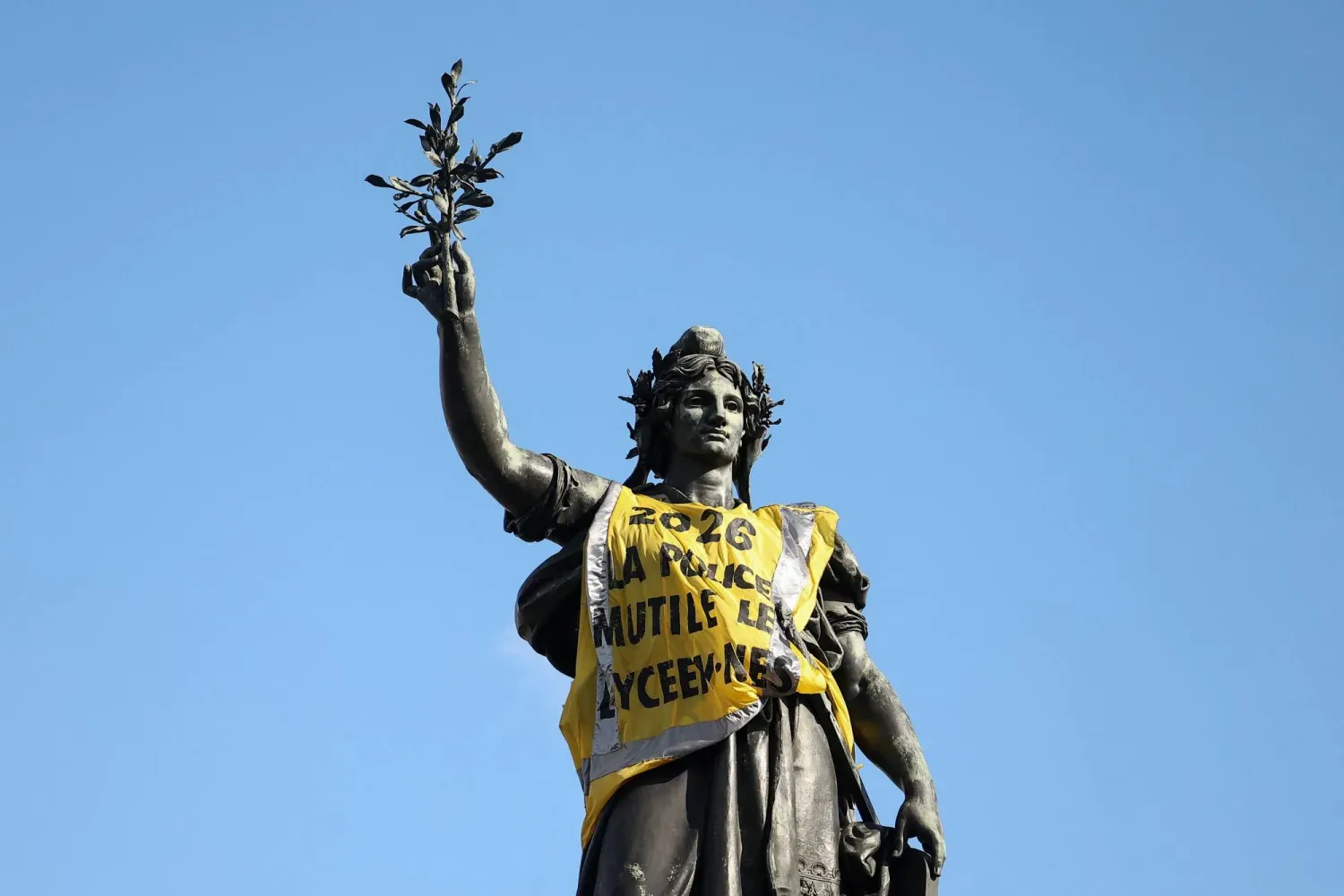 Fransa Cumhuriyeti Anıtı (Monument à la République), Paris’te Cumhuriyet Meydanı’nda çıkan çatışmaların ertesi günü üzerine giydirilen sarı yelekle görüntülendi. (Reuters)