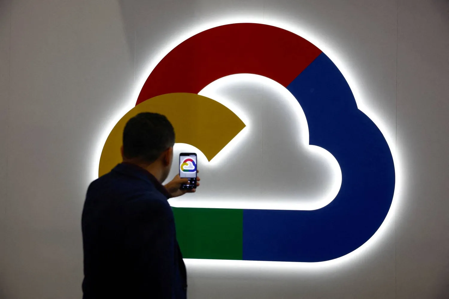 FILE PHOTO: A person takes a photo of the Google Cloud logo, during the 2025 Mobile World Congress (MWC) in Barcelona, Spain, March 4, 2025. REUTERS/Albert Gea/File Photo