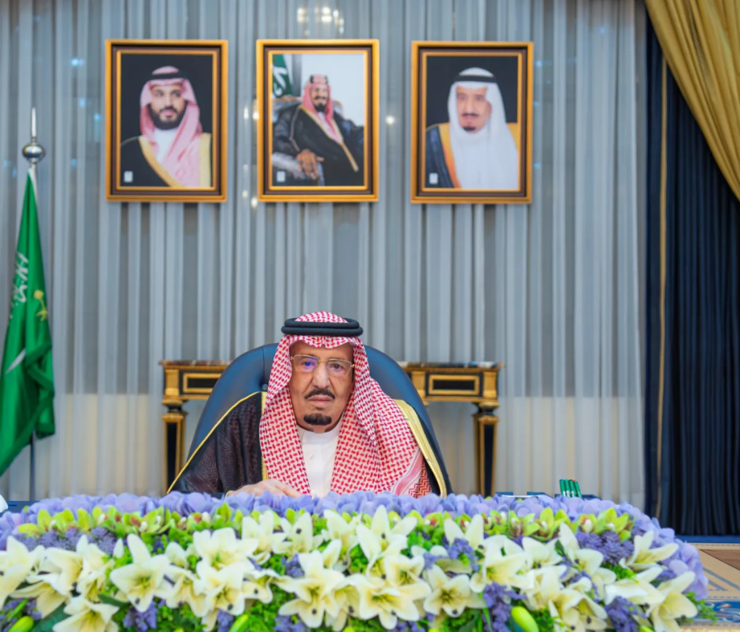 خادم الحرمين الشريفين يترأس جلسة مجلس الوزراء في الرياض (واس)