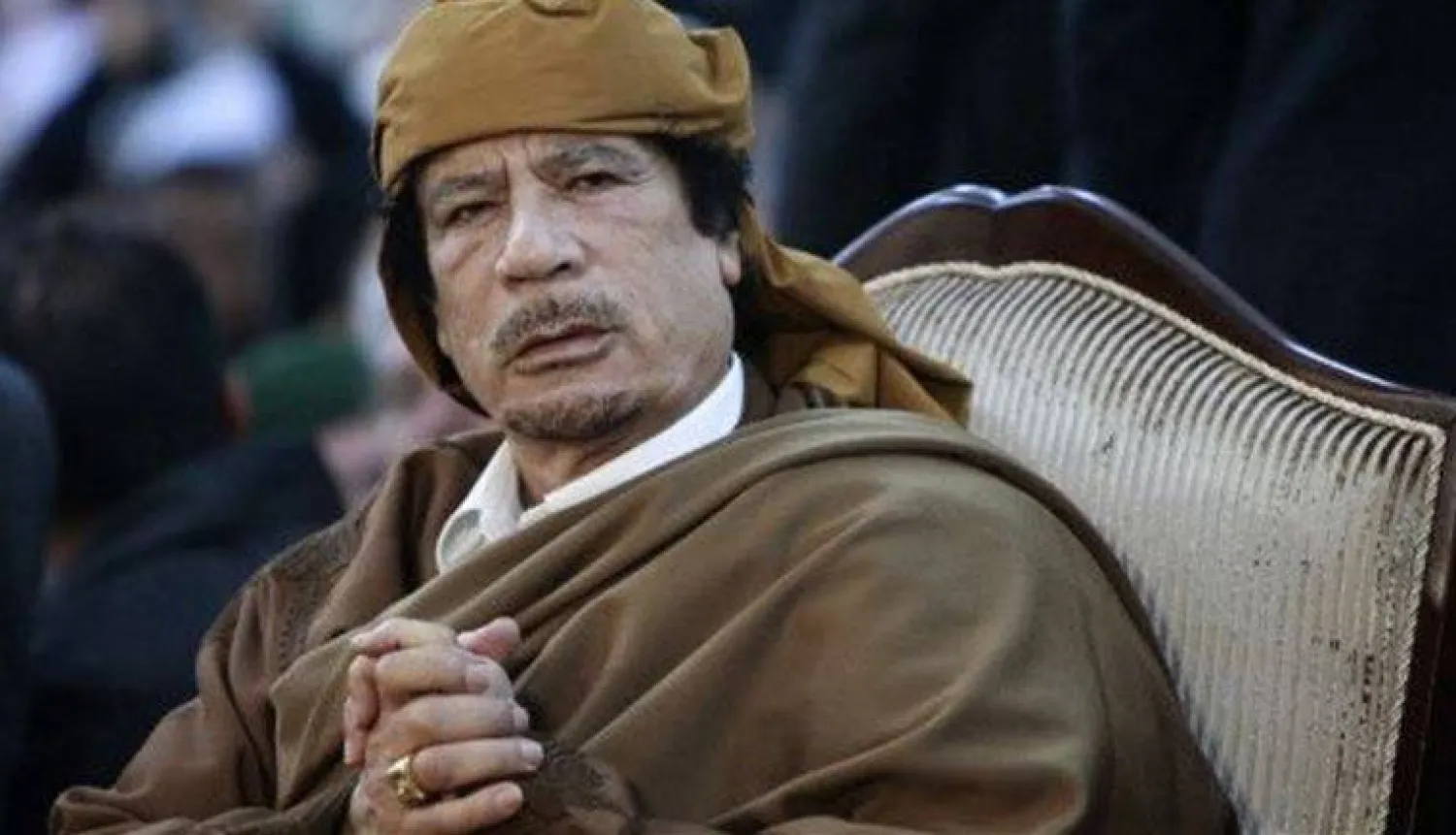 الزعيم الليبي الراحل معمر القذافي (أرشيفية من رويترز)