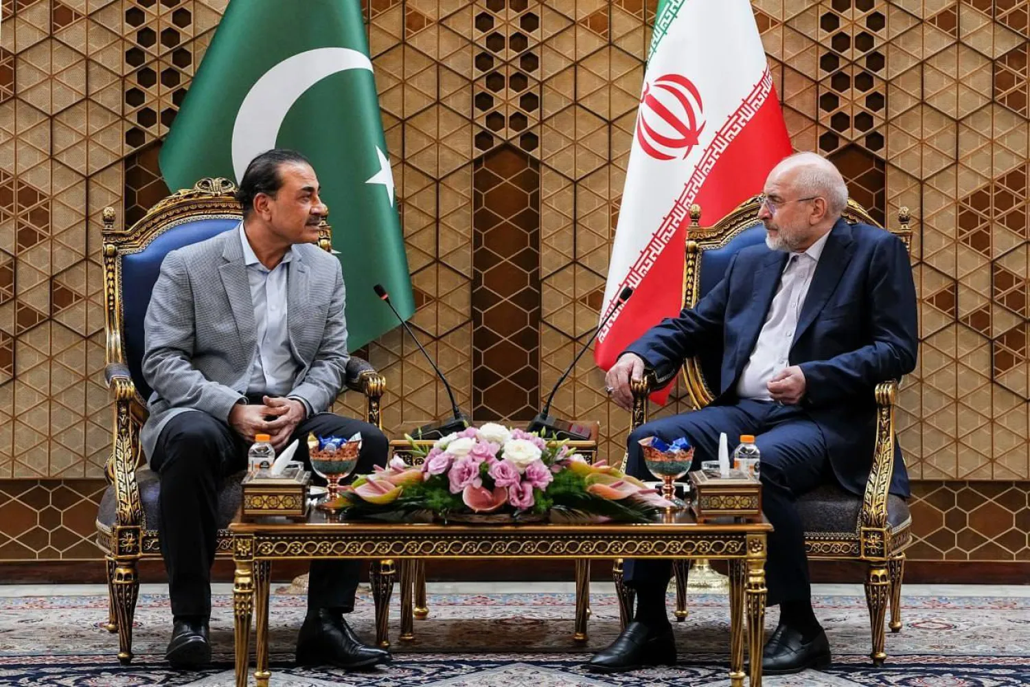 صورة نشرها موقع «البرلمان الإيراني» من لقاء قاليباف وعاصم منير في طهران الثلاثاء