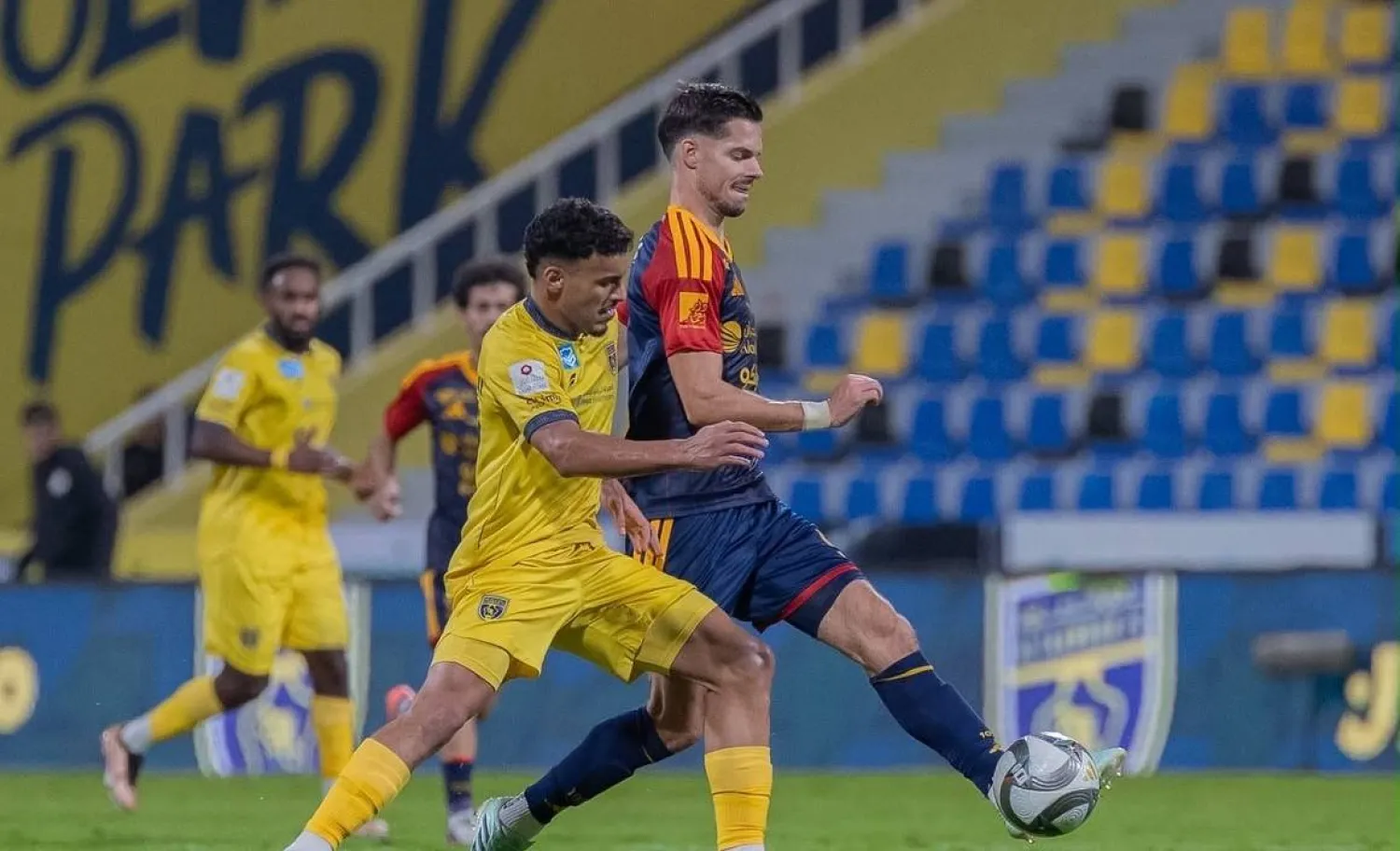 جوليان فايغل لاعب القادسية في صراع مع لاعب التعاون (تصوير: صالح الغنام)