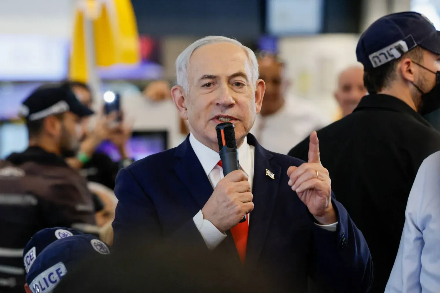 İsrail Başbakanı Binyamin Netanyahu, 19 Ekim 2026’da İsrail’in Ramla kentinde, seçimler öncesinde bir alışveriş merkezinde vatandaşlarla bir araya geldi.(Reuters)