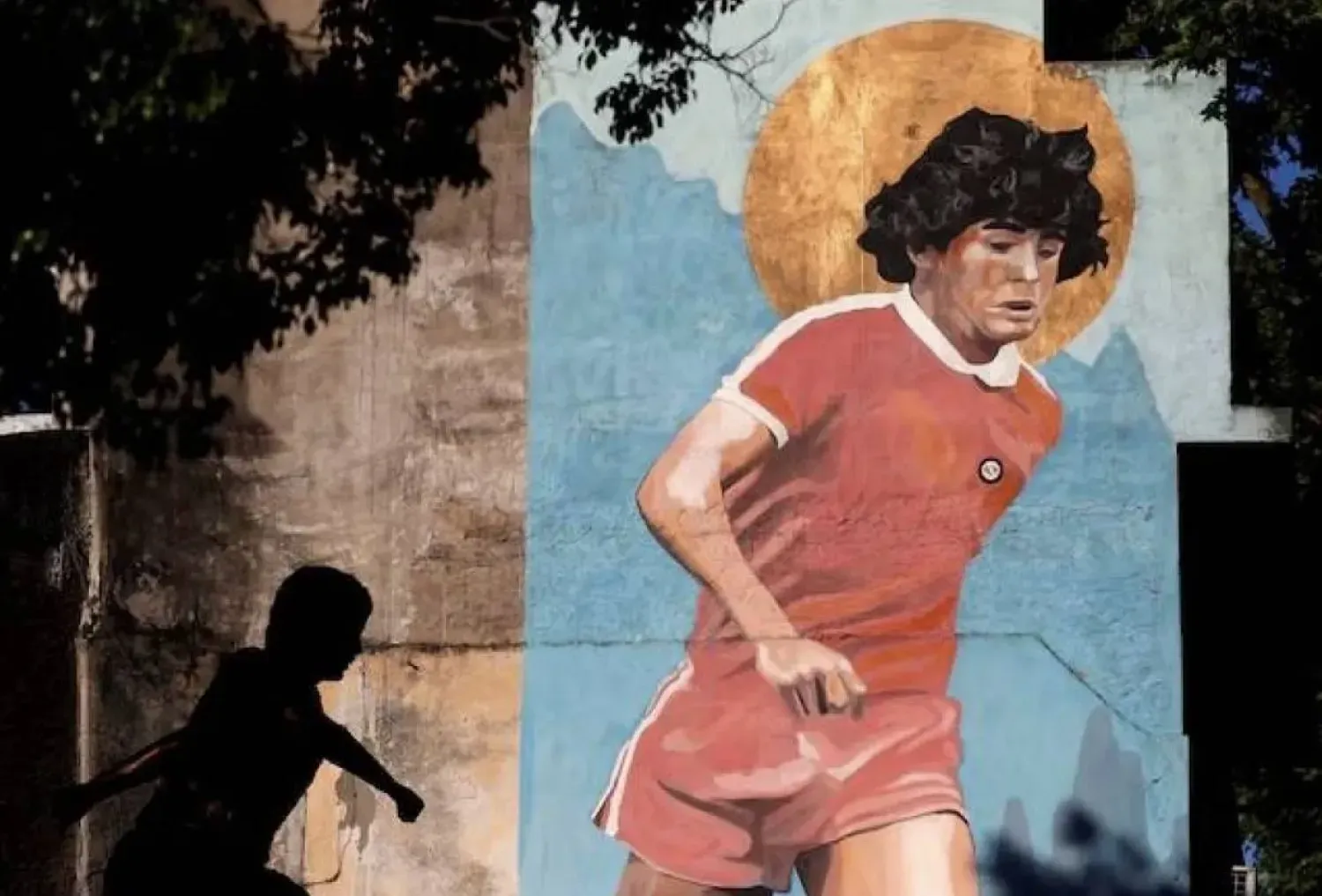 Arjantinli futbol efsanesi Diego Maradona’yı tasvir eden bir duvar resmi (Reuters)