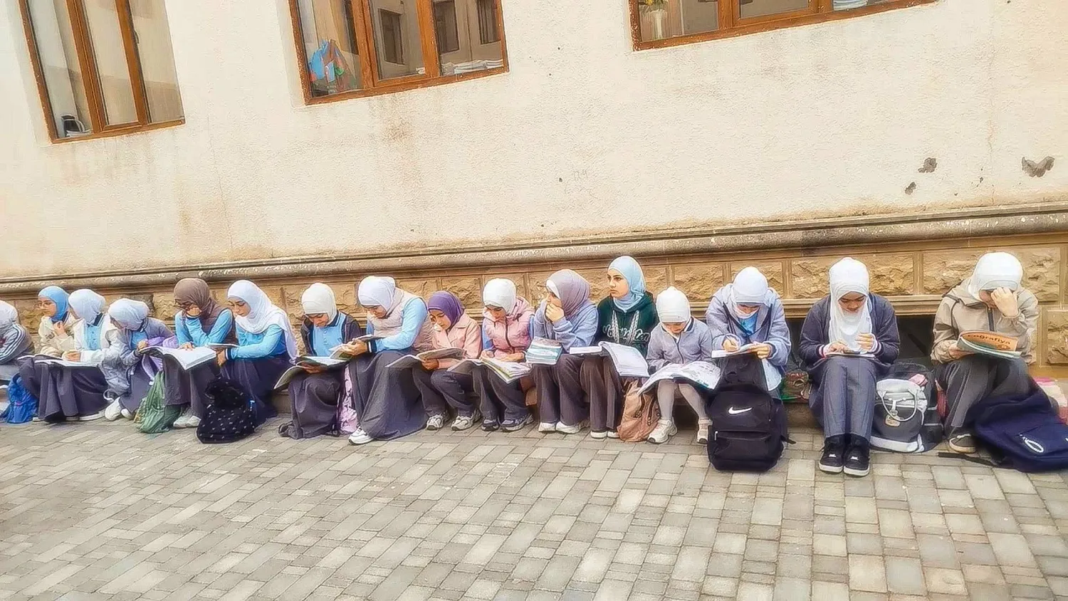 صورة متداولة على وسائل التواصل الاجتماعي لتلميذات أذريات منعن من دخول الصفوف بسبب الحجاب