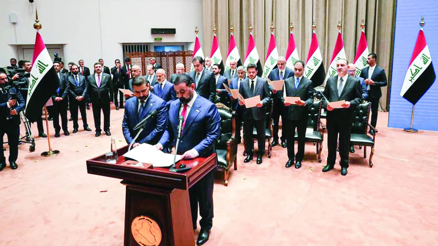 رئيس البرلمان العراقي هيبت الحلبوسي يؤدي اليمين الدستورية وإلى جانبه رئيس الحكومة علي الزيدي وخلفهما وزراء جدد (إعلام حكومي)