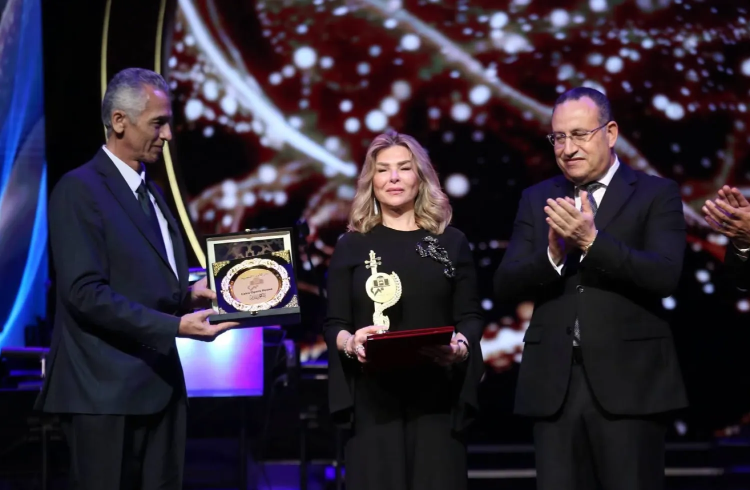 أرملة هاني شاكر تتسلم تكريمه بالمهرجان (دار الأوبرا المصرية)