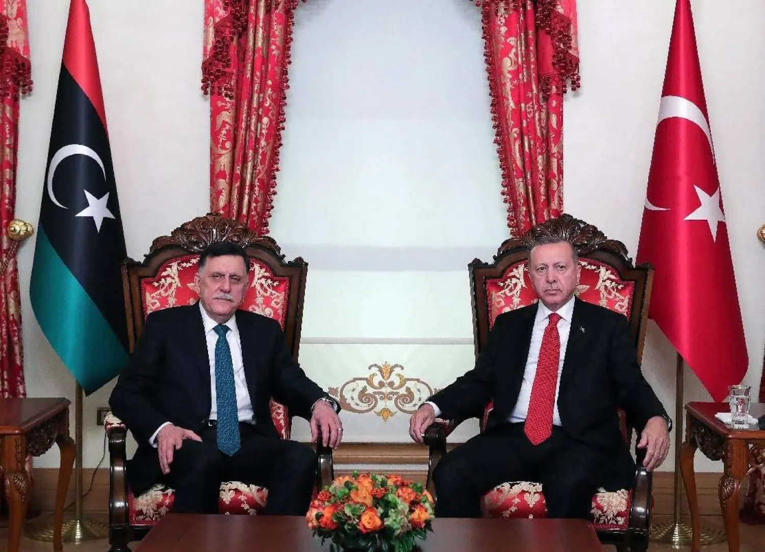 الرئيس التركي رجب طيب إردوغان خلال لقاء مع رئيس حكومة الوفاق الوطني الليبية فائز السراج في إسطنبول في 27 نوفمبر 2019 لتوقيع مذكرتي التفاهم لترسيم الحدود البحرية والتعاون العسكري (الرئاسة التركية - أرشيفية)