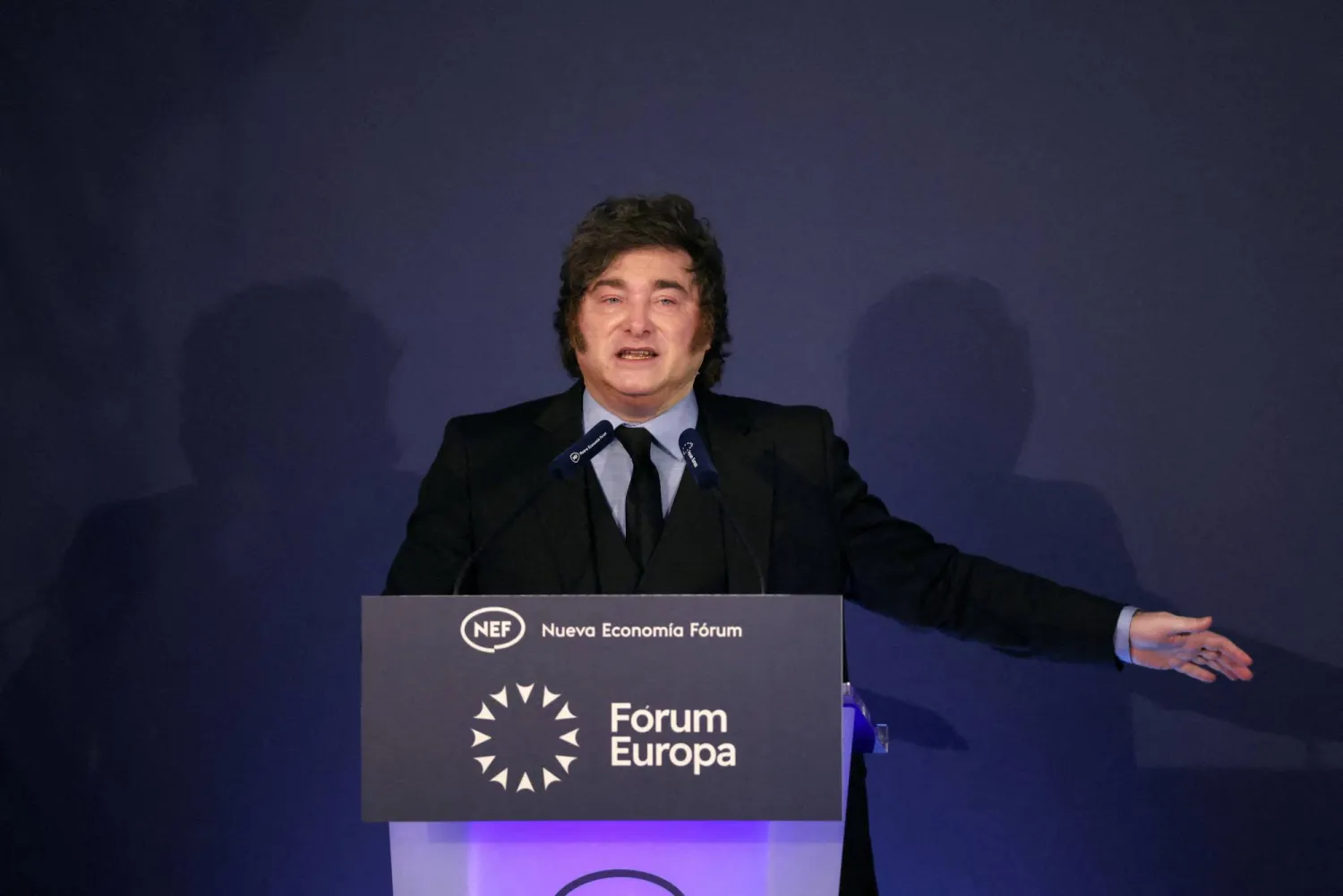 الرئيس الأرجنتيني خافيير ميلي يلقي خطاباً في منتدى الاقتصاد الجديد في مدريد بإسبانيا يوم 21 أكتوبر 2026 (رويترز)