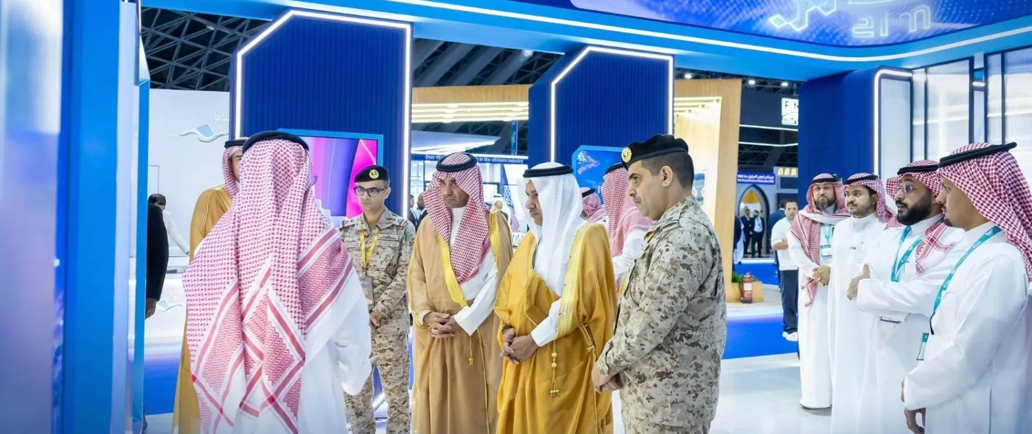 رئيس الهيئة العامة للنقل المهندس فواز السهلي خلال جولته في المعرض المصاحب للمؤتمر بجدة (الهيئة)